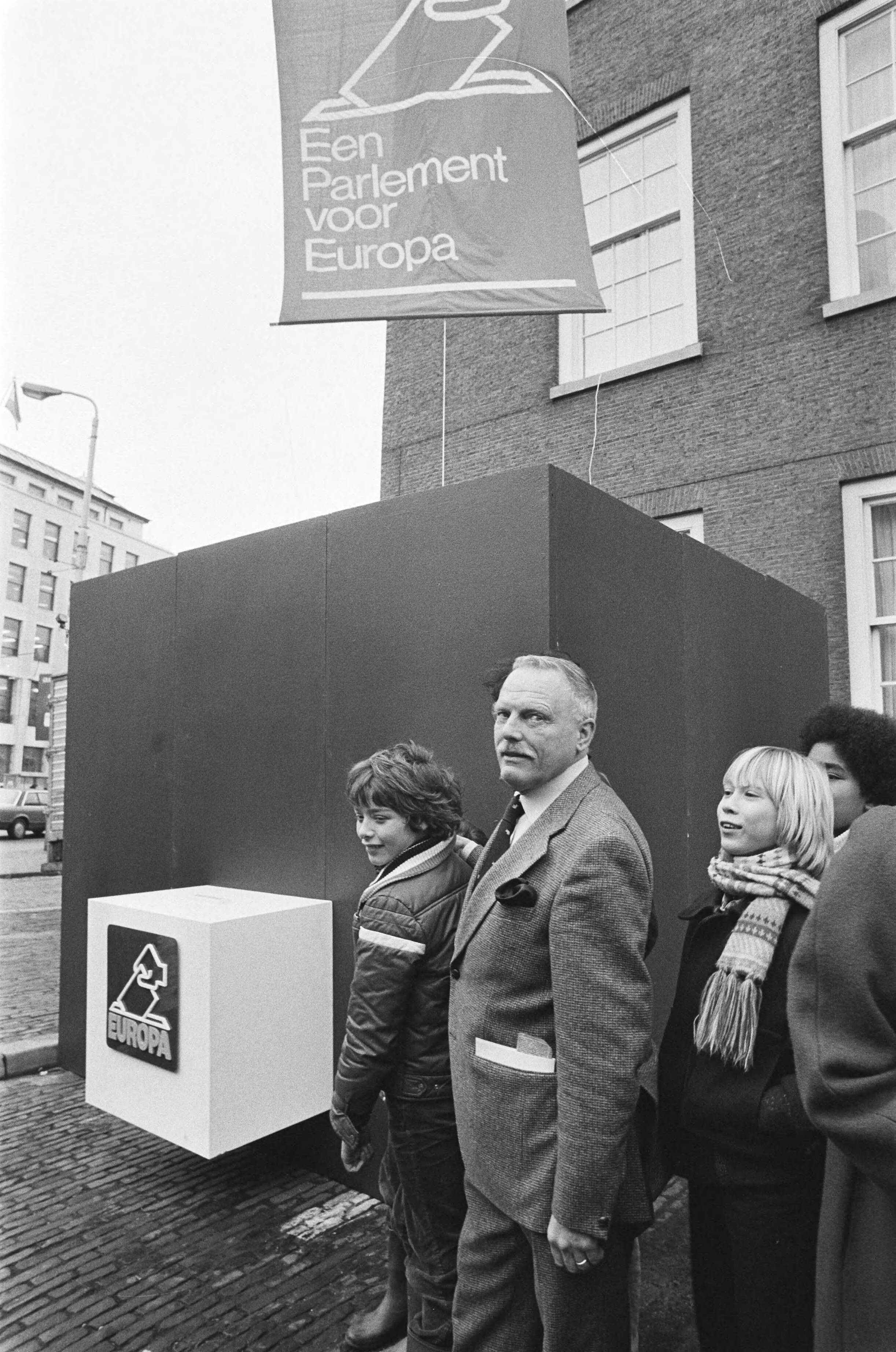 Fotocollectie Anefo — Den Haag , startsein voorlichtingstoernee voor Europese verkiezingen in juni a.s — Foto: Croes, Rob C. / Anefo. Licentie: Set B: Rechtenvrij / Publiek Domein. Bron: Nationaal Archief. http://hdl.handle.net/10648/acc35a50-d0b4-102d-bcf8-003048976d84