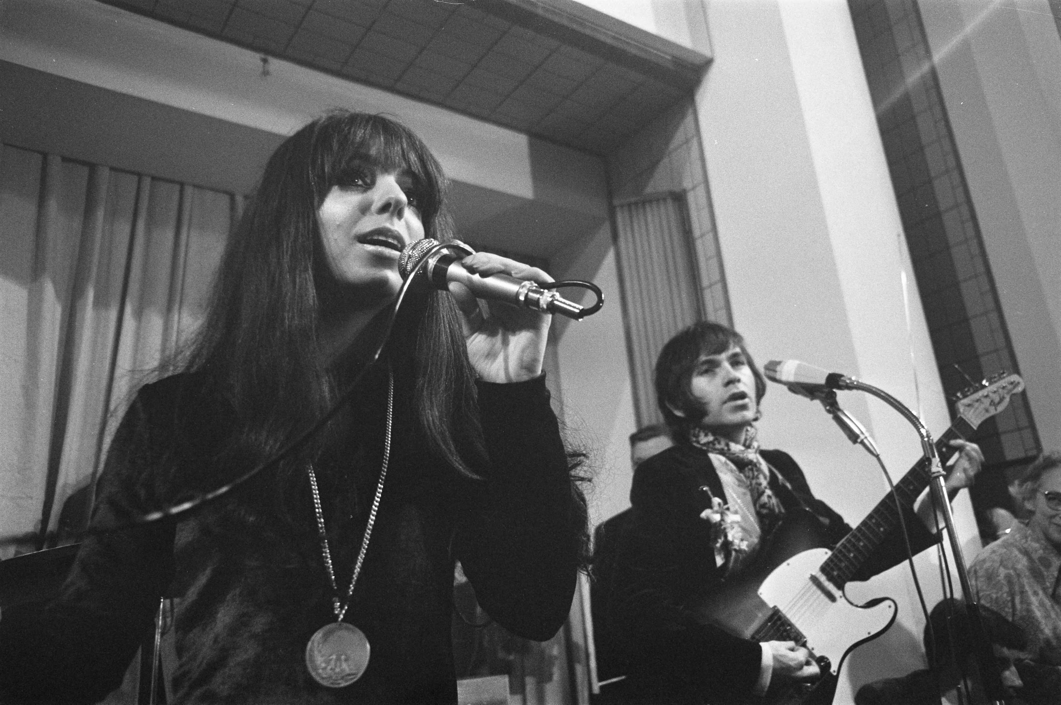 Fotocollectie Anefo — Haagse beatgroep Shocking Blue krijgt "zilveren penning van verdiensten" van Den Haag van wethouder van onderwijs H. J. Bilzen . Shocking Blue speelt / — Foto: Mieremet, Rob / Anefo. Licentie: Set B: Rechtenvrij / Publiek Domein. Bron: Nationaal Archief. http://hdl.handle.net/10648/ab8db2b6-d0b4-102d-bcf8-003048976d84