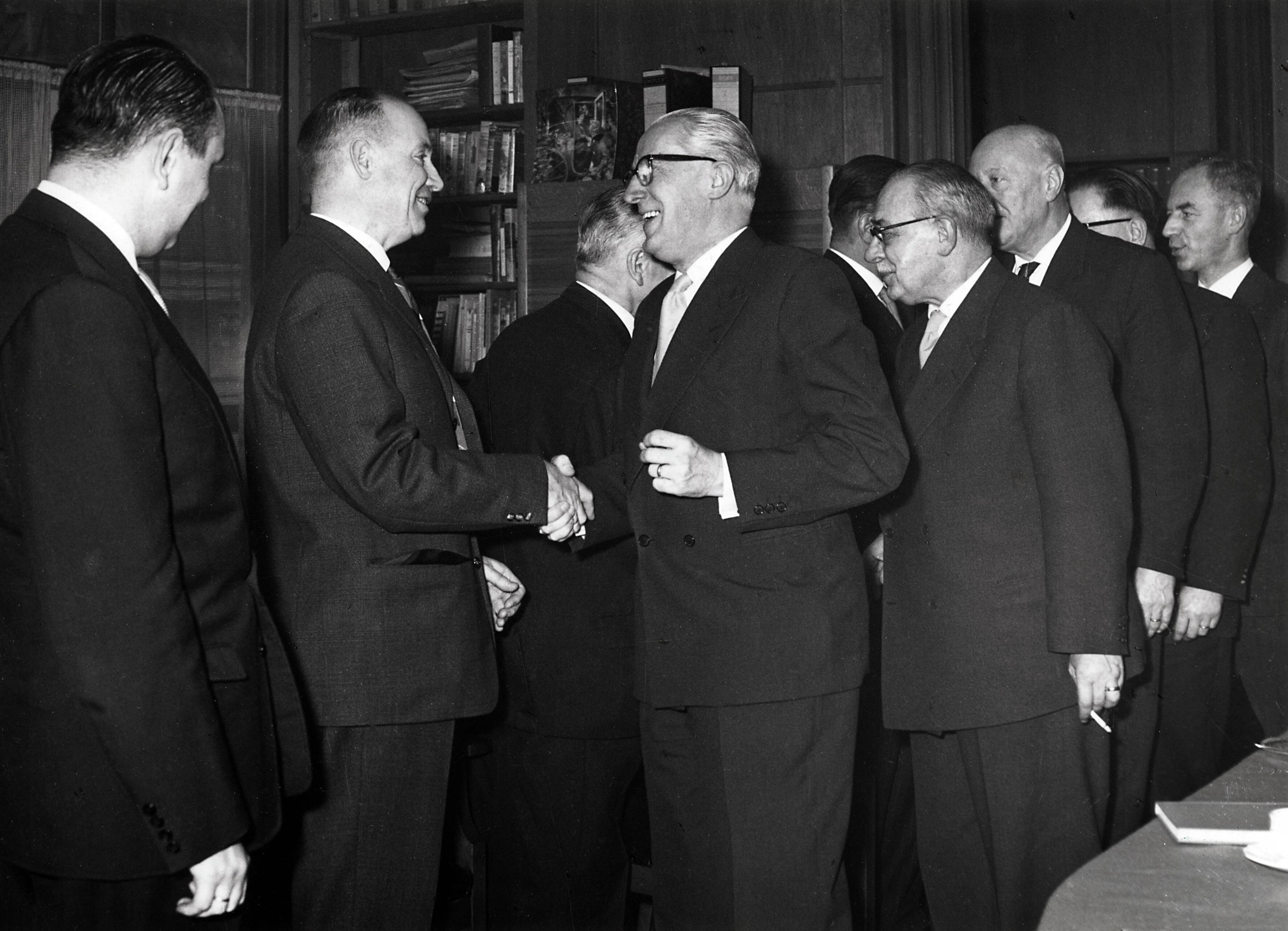 Collectie nader te bepalen — Drukkerij N.V. De Spaarnestad [receptie] — Foto: Fotograaf Onbekend / Fotobureau onbekend / Spaarnestad Photo (05887). Licentie: Set B: Rechtenvrij / Publiek Domein. Bron: Nationaal Archief. http://hdl.handle.net/10648/35429da6-3b83-a382-e063-6df0900a6686