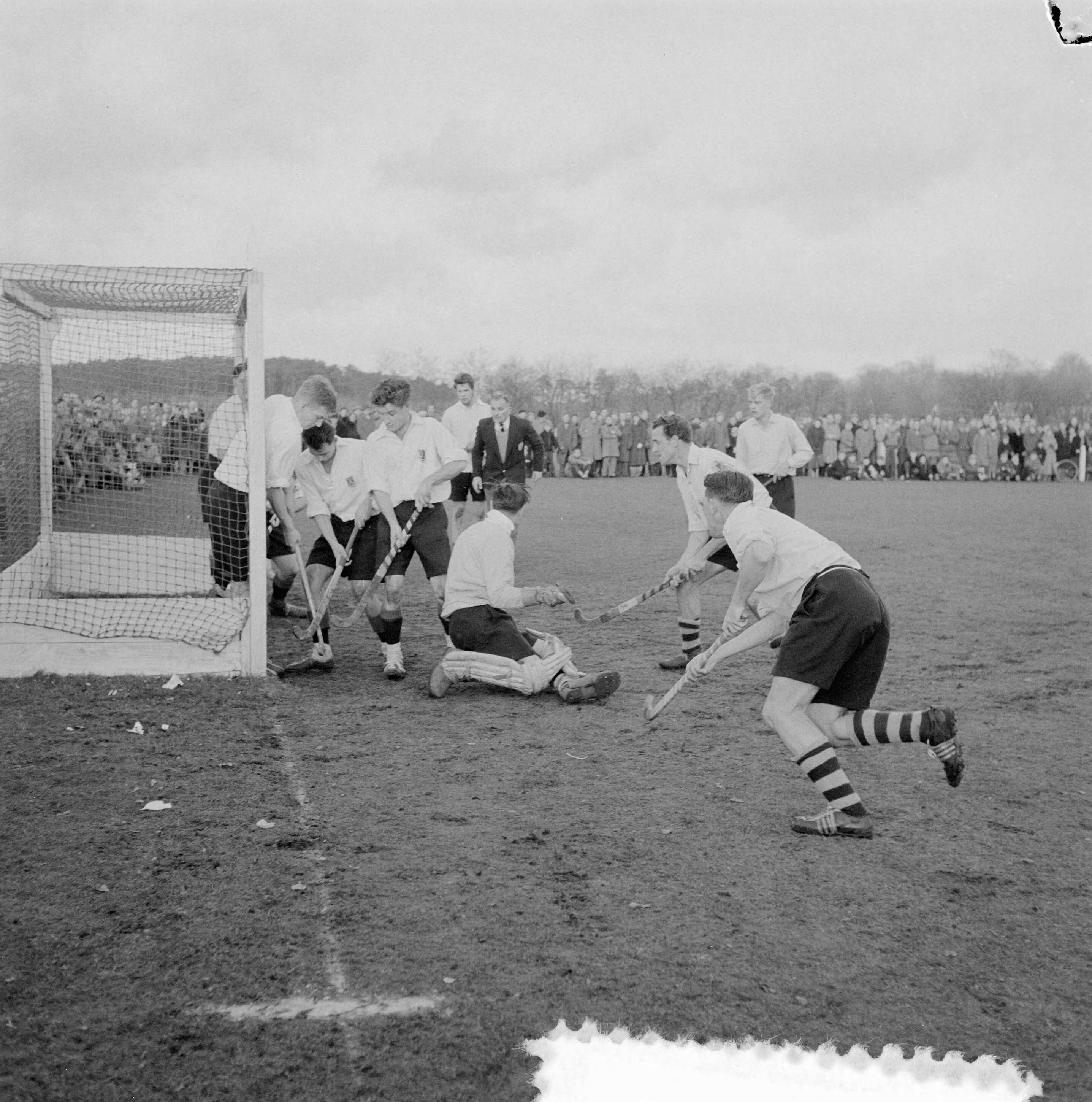 Fotocollectie Anefo — Hockey. Laren tegen Amsterdam 1-1. Spelmoment — Foto: Behrens, Herbert F. / Anefo. Licentie: Set B: Rechtenvrij / Publiek Domein. Bron: Nationaal Archief. http://hdl.handle.net/10648/a941da82-d0b4-102d-bcf8-003048976d84