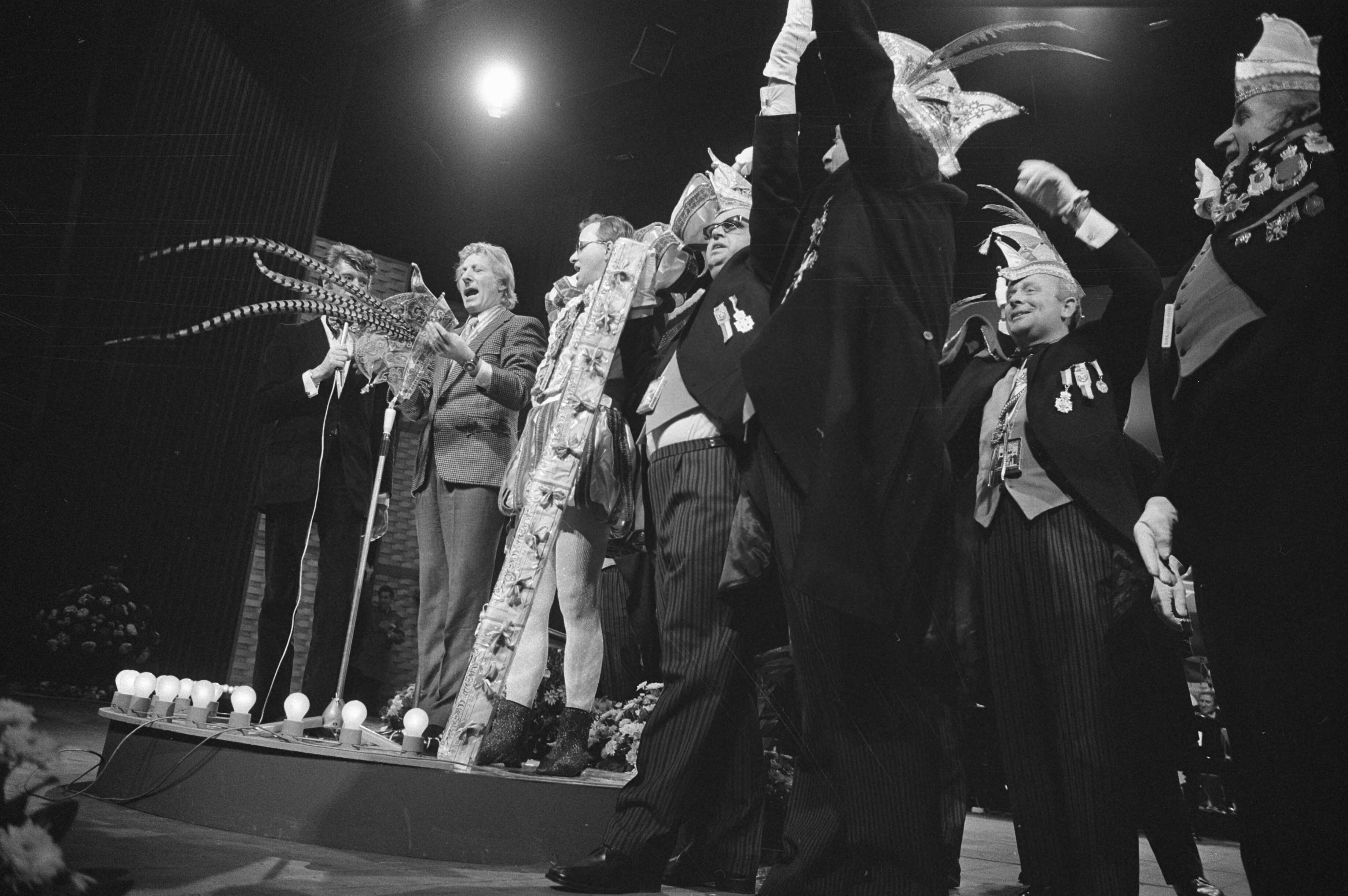 Fotocollectie Anefo — Prinses Beatrix en Prins Claus wonen Uniceffeest bij in Congresgebouw Den Haag — Foto: Mieremet, Rob / Anefo. Licentie: Set B: Rechtenvrij / Publiek Domein. Bron: Nationaal Archief. http://hdl.handle.net/10648/abd6ae1c-d0b4-102d-bcf8-003048976d84