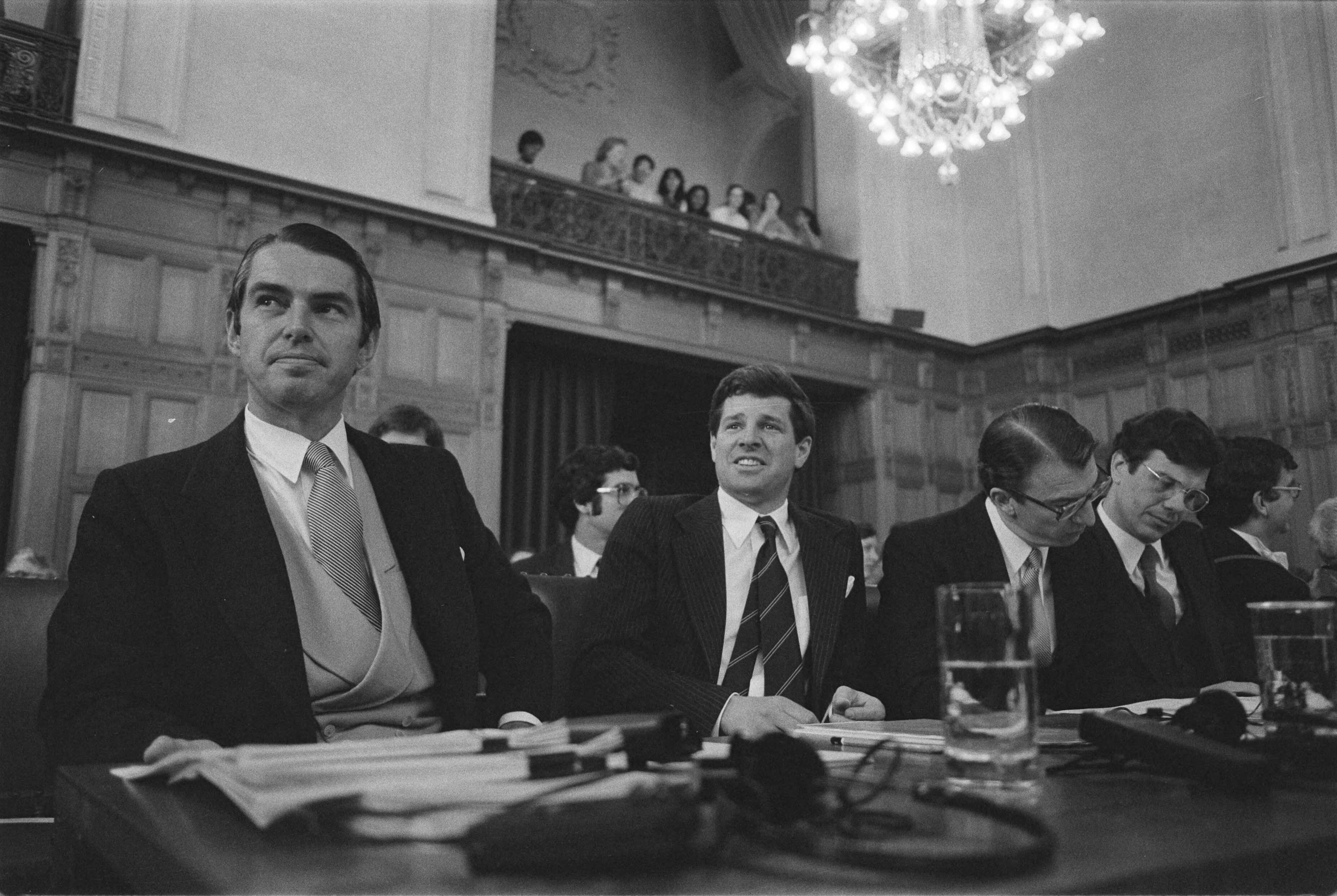 Fotocollectie Anefo — Int. Gerechtshof in Den Haag behandelt klacht Nicaragua tegen de VS ivm Amerikaanse bemoeienis met de strijd daar de Amerikaanse delegatie met links Davis Robinson — Foto: Croes, Rob C. / Anefo. Licentie: Set B: Rechtenvrij / Publiek Domein. Bron: Nationaal Archief. http://hdl.handle.net/10648/ad37b878-d0b4-102d-bcf8-003048976d84