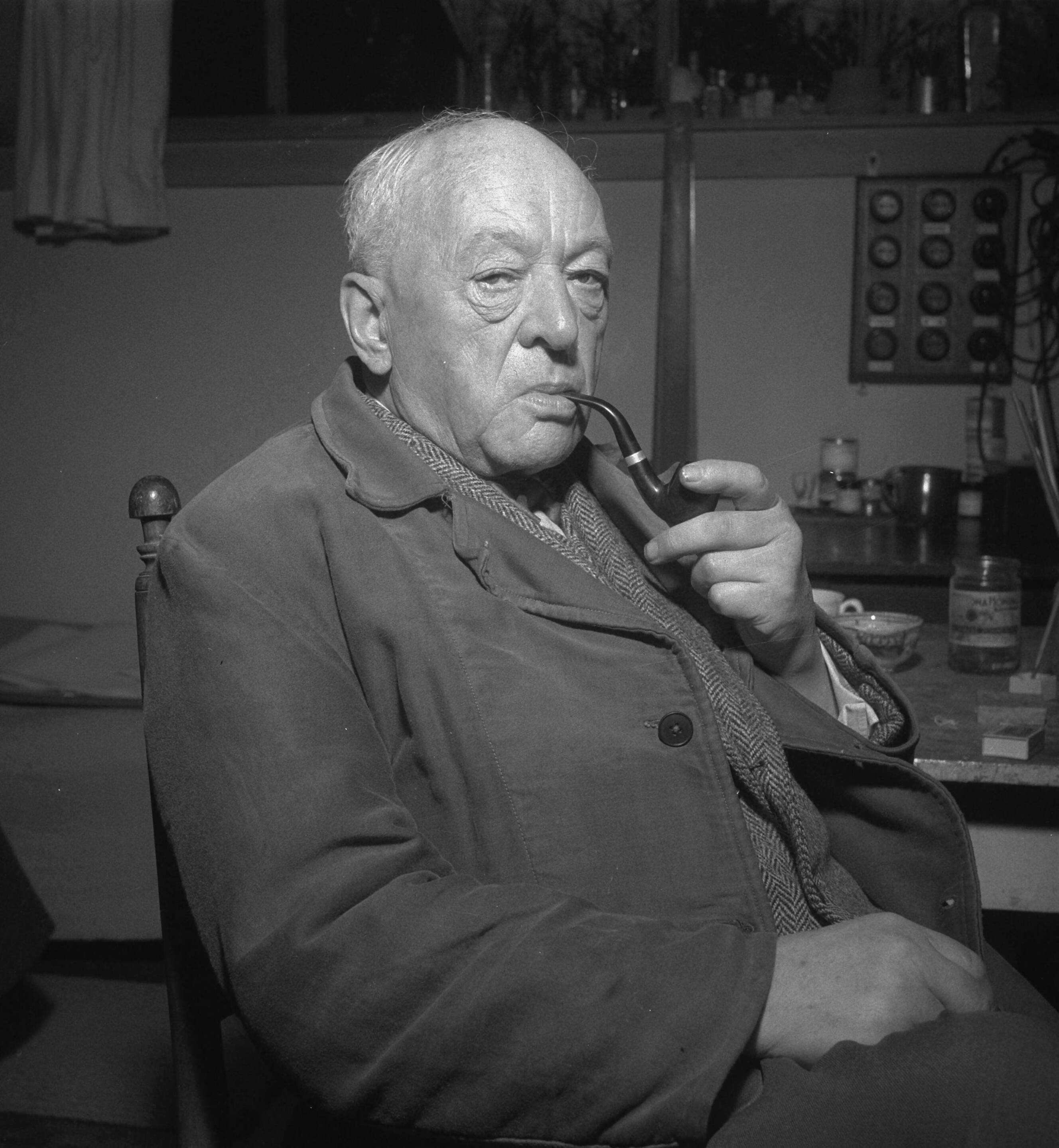 Fotocollectie Anefo — Kunstschilder Bart van der Leck. Onlangs 80 jaar geworden. Een van de oprichters van de Stijlgroep — Foto: Noske, J.D. / Anefo. Licentie: Set B: Rechtenvrij / Publiek Domein. Bron: Nationaal Archief. http://hdl.handle.net/10648/a953a8a2-d0b4-102d-bcf8-003048976d84