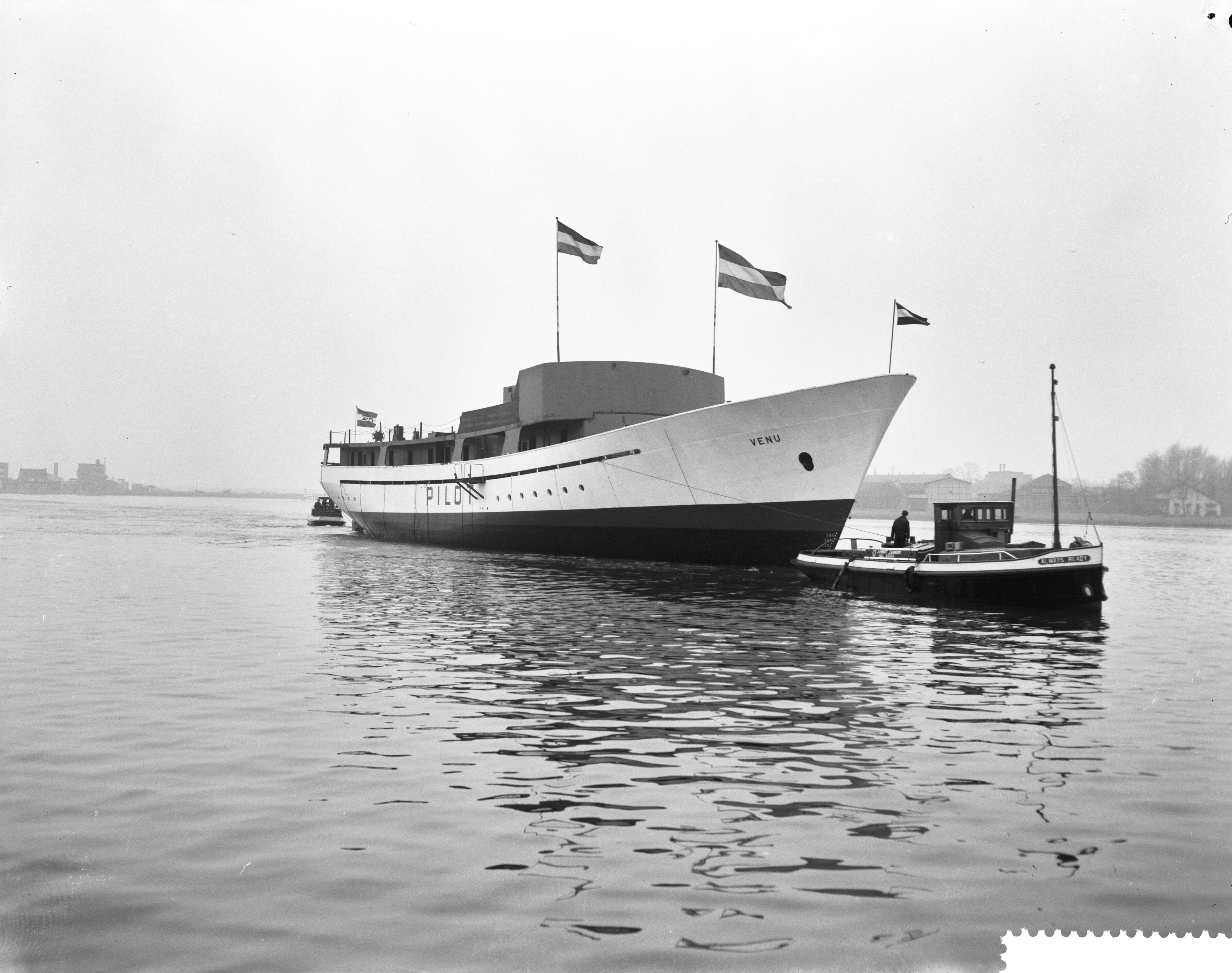Fotocollectie Anefo — Tewaterlating van loodsboot "Venu" bij de N.V. Zaanlandse Scheepsbouw Maatschappij te Zaandam — Foto: Bilsen, Joop van / Anefo. Licentie: Set B: Rechtenvrij / Publiek Domein. Bron: Nationaal Archief. http://hdl.handle.net/10648/a9c2ce6c-d0b4-102d-bcf8-003048976d84