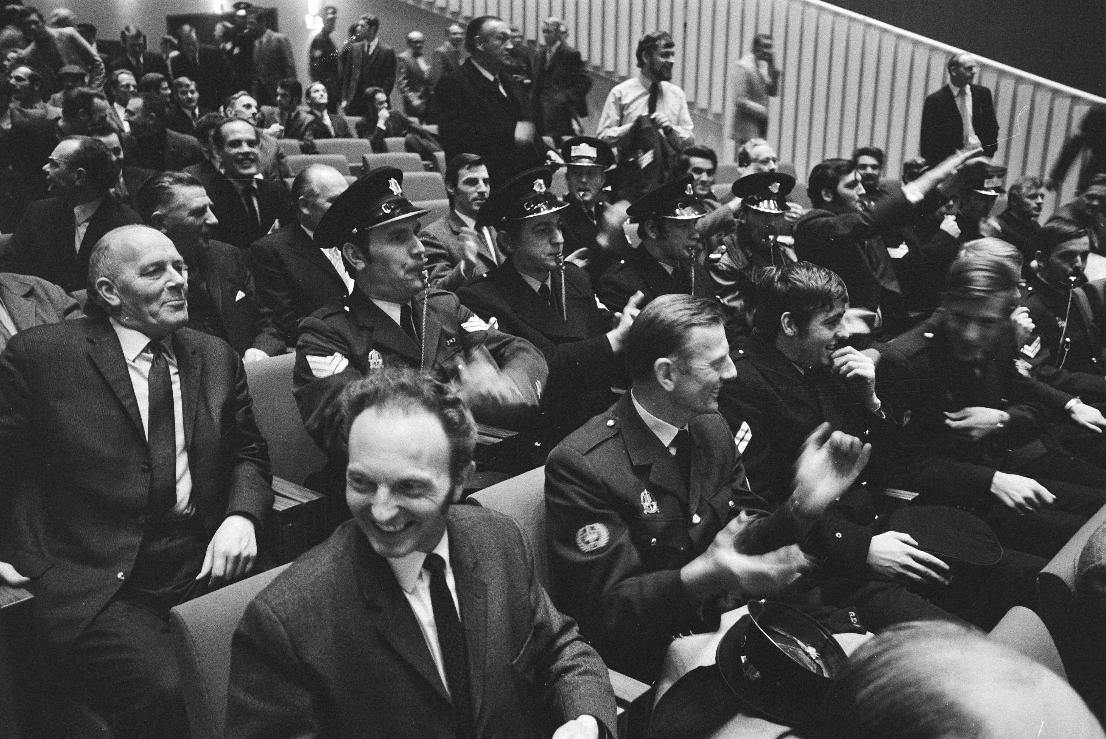 Fotocollectie Anefo — Protestvergadering van ongeveer tweeduizend politiemannen in Congresgebouw Den Haag — Foto: Verhoeff, Bert / Anefo. Licentie: Set B: Rechtenvrij / Publiek Domein. Bron: Nationaal Archief. http://hdl.handle.net/10648/abac575c-d0b4-102d-bcf8-003048976d84