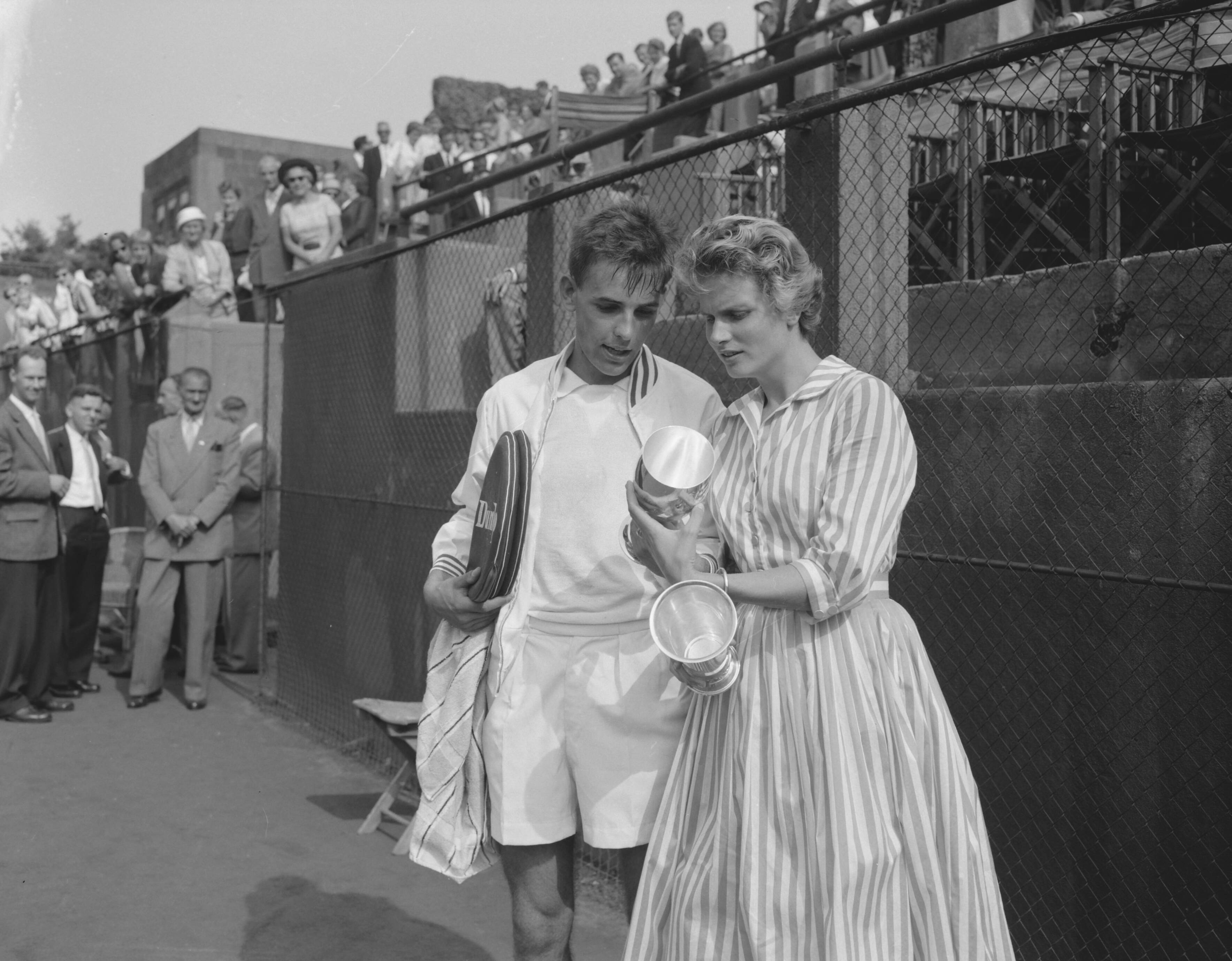 Fotocollectie Anefo — Tenniskampioenschappen op de METS-banen te Scheveningen. De kampioenen enkelspel. Rechts Fenny de Soet-ten Bosch en Willem Maris — Foto: Bilsen, Joop van / Anefo. Licentie: Set B: Rechtenvrij / Publiek Domein. Bron: Nationaal Archief. http://hdl.handle.net/10648/a982ad82-d0b4-102d-bcf8-003048976d84