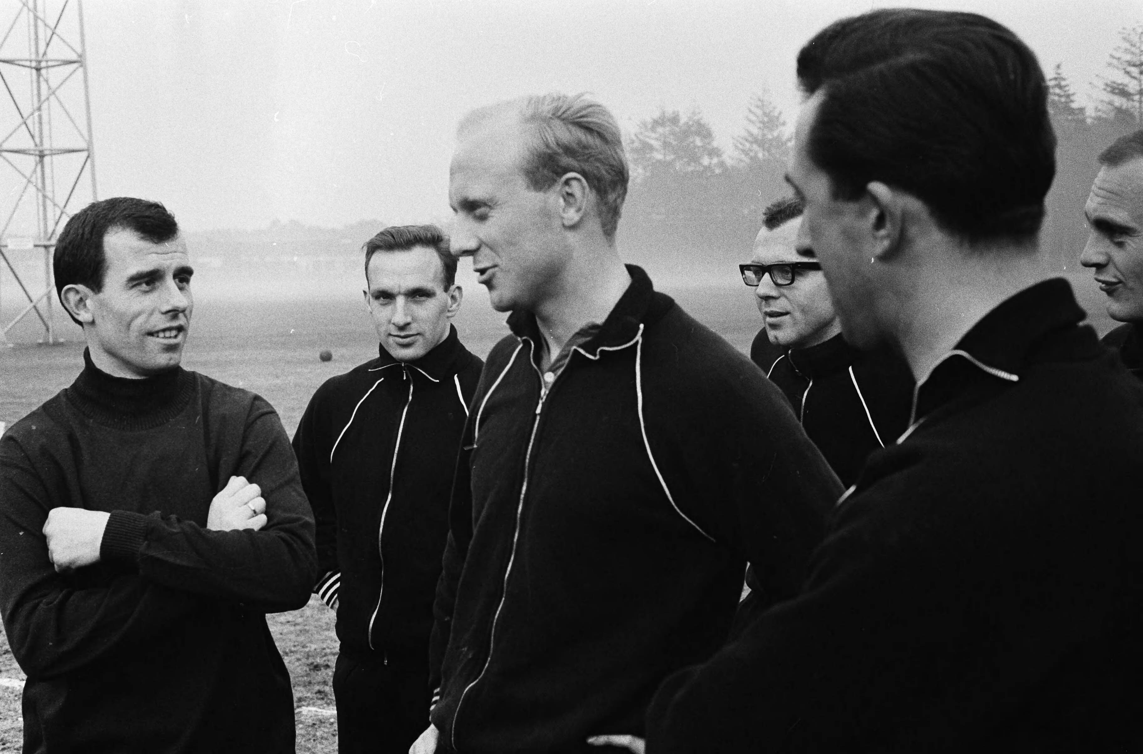 Fotocollectie Anefo — Training Nederlands elftal te Zeist, spelers van Feijenoord in gesprek v.l.n.r. Moulijn, Bennaars, Kruiver, Van Wissen (PSV), Pieters Graafland en ? — Foto: Pot, Harry / Anefo. Licentie: Set B: Rechtenvrij / Publiek Domein. Bron: Nationaal Archief. http://hdl.handle.net/10648/aa2f9b28-d0b4-102d-bcf8-003048976d84
