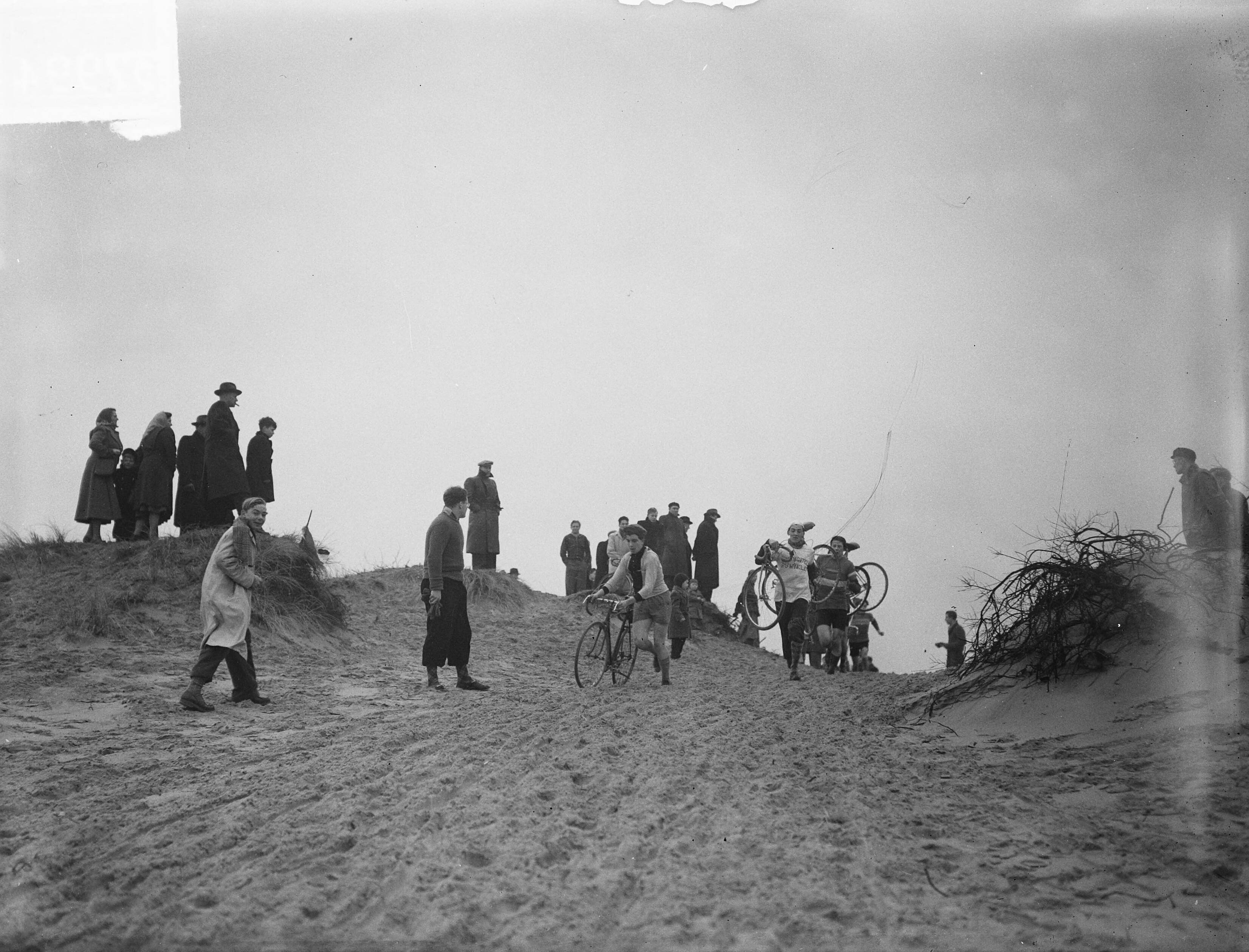 Fotocollectie Anefo — Cyclecross Bloemendaal, met fiets op rug — Foto: Nijs, Jac. de / Anefo. Licentie: Set B: Rechtenvrij / Publiek Domein. Bron: Nationaal Archief. http://hdl.handle.net/10648/a8d3cd3a-d0b4-102d-bcf8-003048976d84