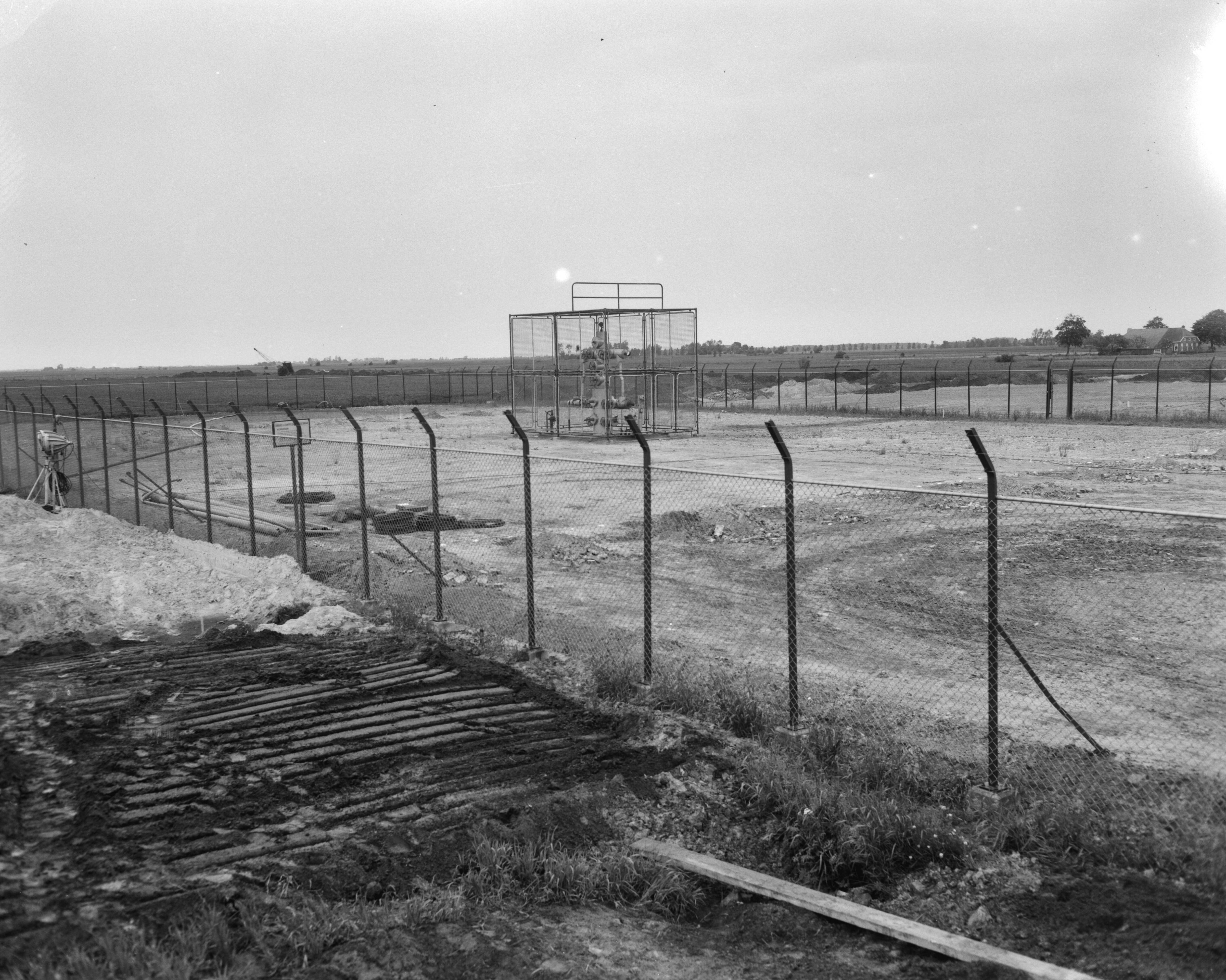 Fotocollectie Anefo — Gasbel te Slochteren. Werkzaamheden van de Nederlandse Gasunie — Foto: Bilsen, Joop van / Anefo. Licentie: Set B: Rechtenvrij / Publiek Domein. Bron: Nationaal Archief. http://hdl.handle.net/10648/aa3af3d8-d0b4-102d-bcf8-003048976d84