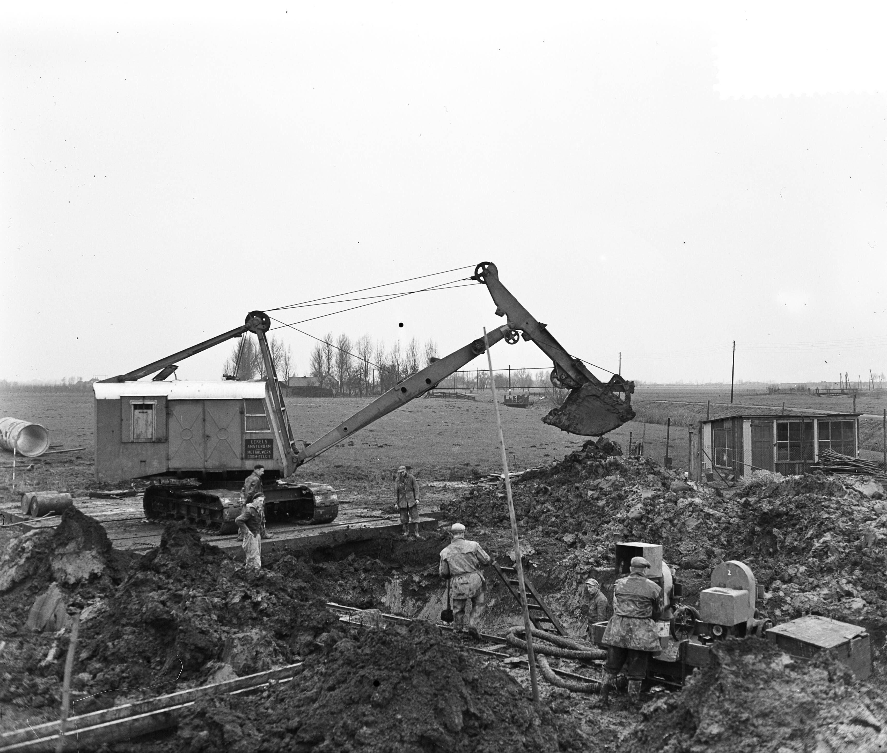 Fotocollectie Anefo — Werkaanleg transportleiding Lek, Duinplan, Gouda, watervoorziening Den Haag — Foto: Pot, Harry / Anefo. Licentie: Set B: Rechtenvrij / Publiek Domein. Bron: Nationaal Archief. http://hdl.handle.net/10648/a92e1682-d0b4-102d-bcf8-003048976d84