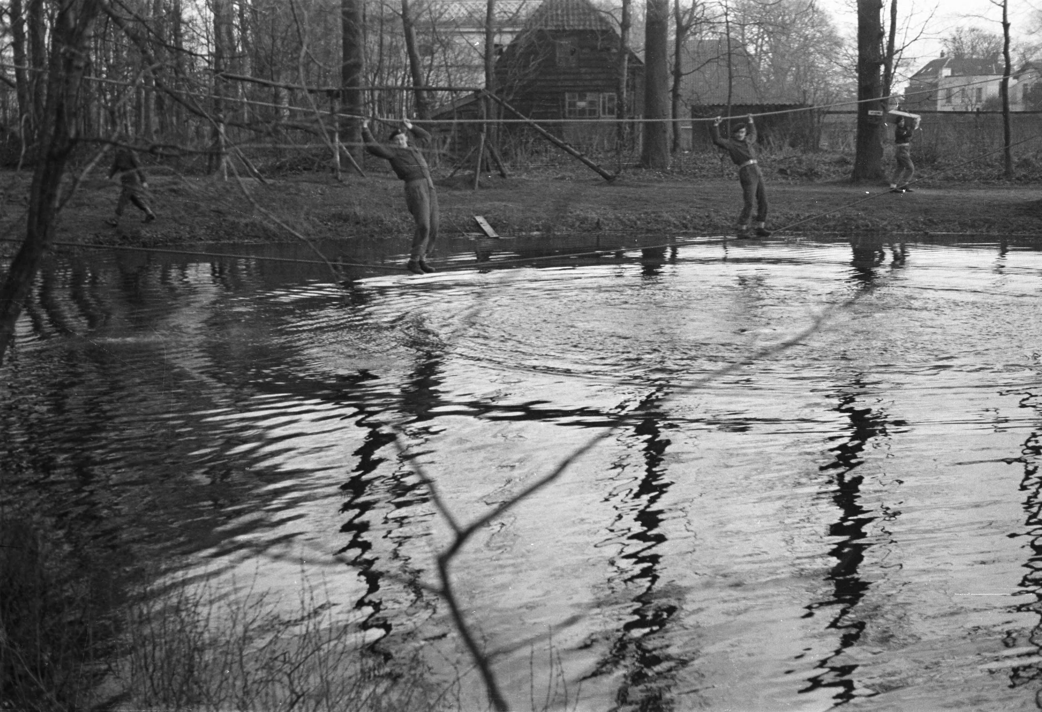 Fotocollectie Anefo — Militair opleidingskamp te Bloemendaal(bezoek Generaal Kruls ) — Foto: Dudok van Heel, Jack / Anefo. Licentie: Set B: Rechtenvrij / Publiek Domein. Bron: Nationaal Archief. http://hdl.handle.net/10648/a898a494-d0b4-102d-bcf8-003048976d84