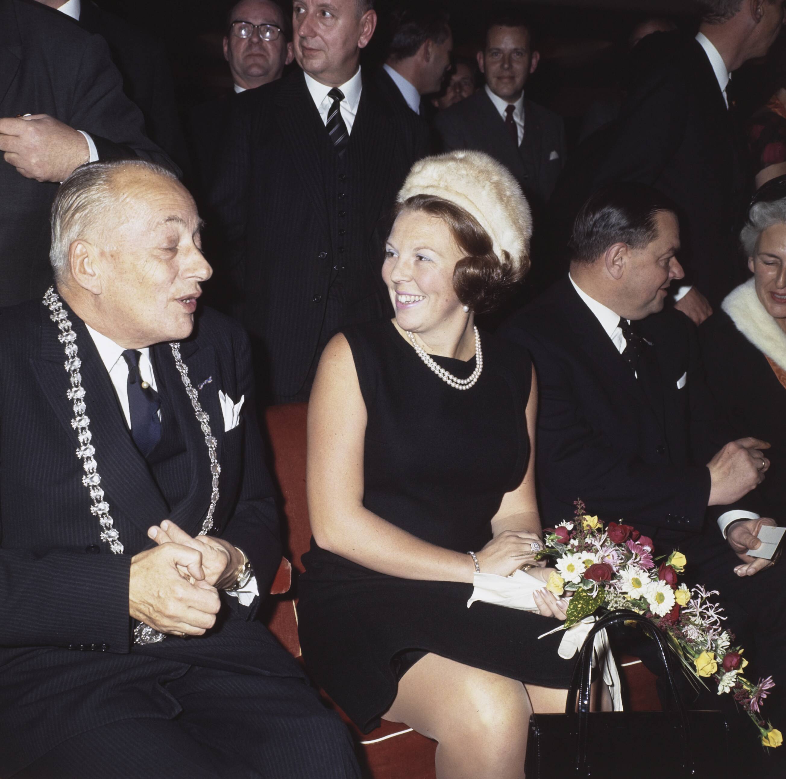 Fotocollectie Anefo — Vergadering van het Genootschap van Burgemeesters te Utrecht, bijgewoond door HM en HKH Pr. Beatrix — Foto: Koot, Max / Anefo. Licentie: Set B: Rechtenvrij / Publiek Domein. Bron: Nationaal Archief. http://hdl.handle.net/10648/ad8f621c-d0b4-102d-bcf8-003048976d84