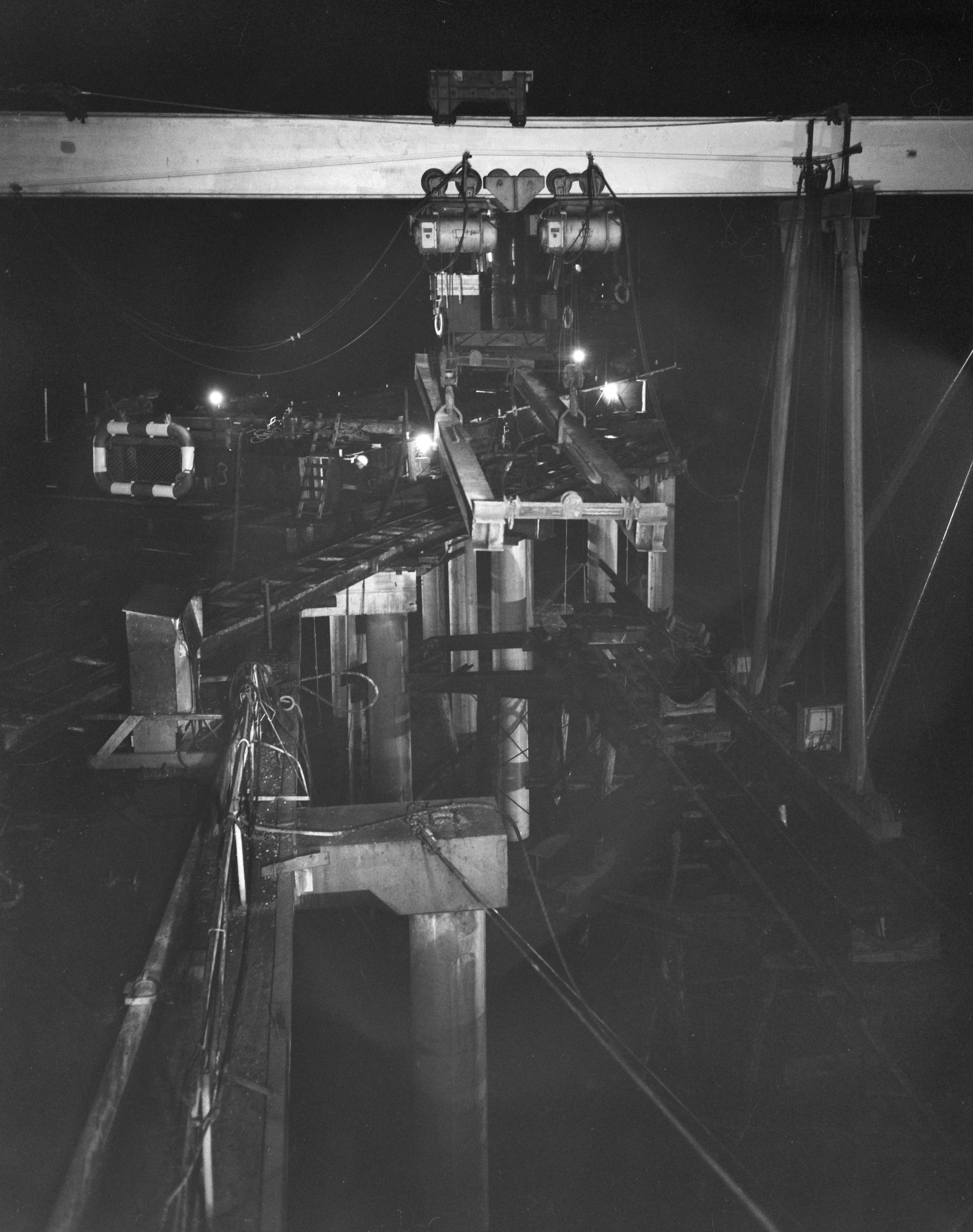Fotocollectie Anefo — Werkzaamheden aan de pier te Scheveningen in de avond — Foto: Behrens, Herbert F. / Anefo. Licentie: Set B: Rechtenvrij / Publiek Domein. Bron: Nationaal Archief. http://hdl.handle.net/10648/a9c087b0-d0b4-102d-bcf8-003048976d84