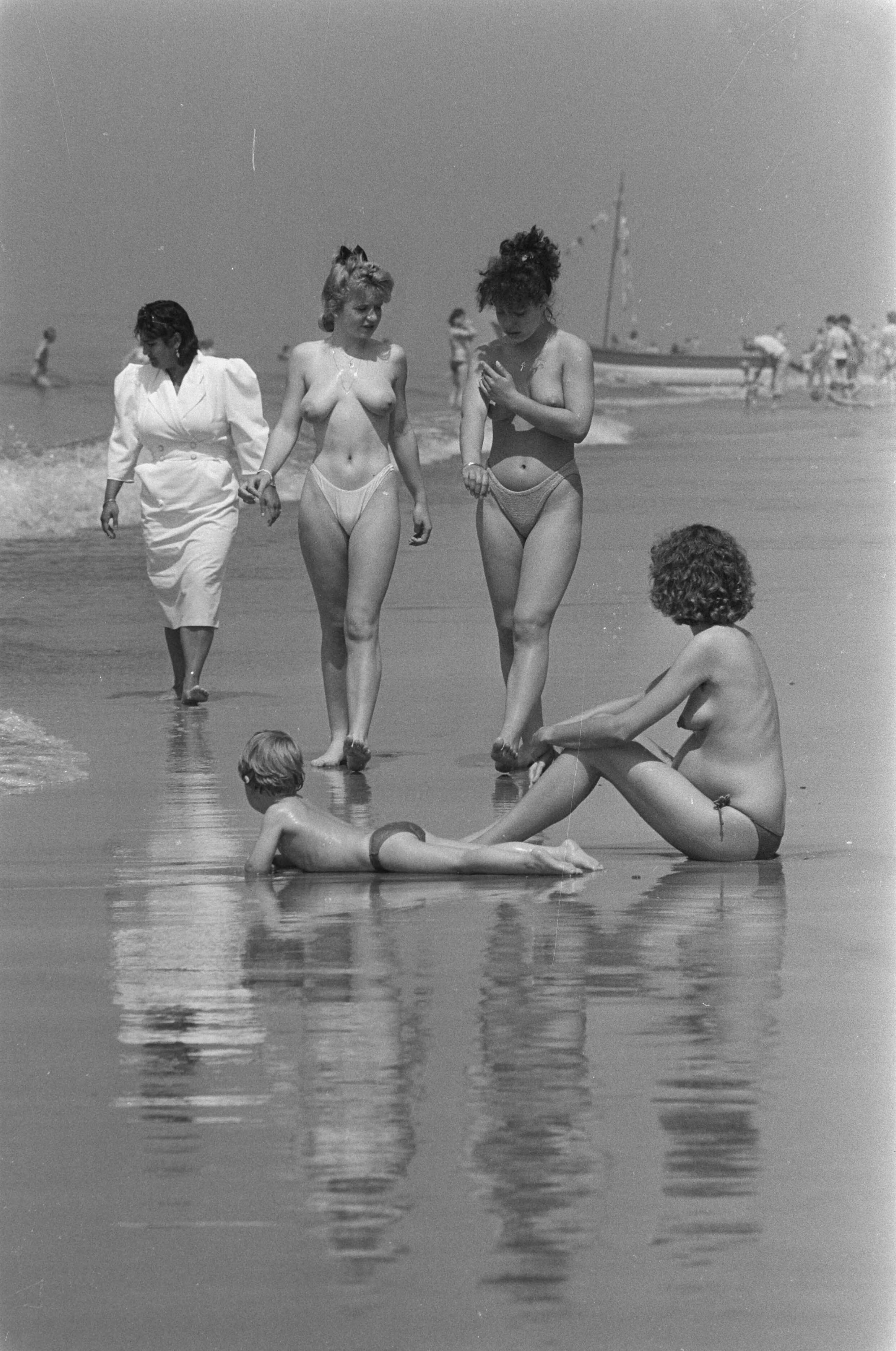 Fotocollectie Anefo — Warm weer op strand Zandvoort — Foto: Croes, Rob C. / Anefo. Licentie: Set B: Rechtenvrij / Publiek Domein. Bron: Nationaal Archief. http://hdl.handle.net/10648/ad61fce6-d0b4-102d-bcf8-003048976d84