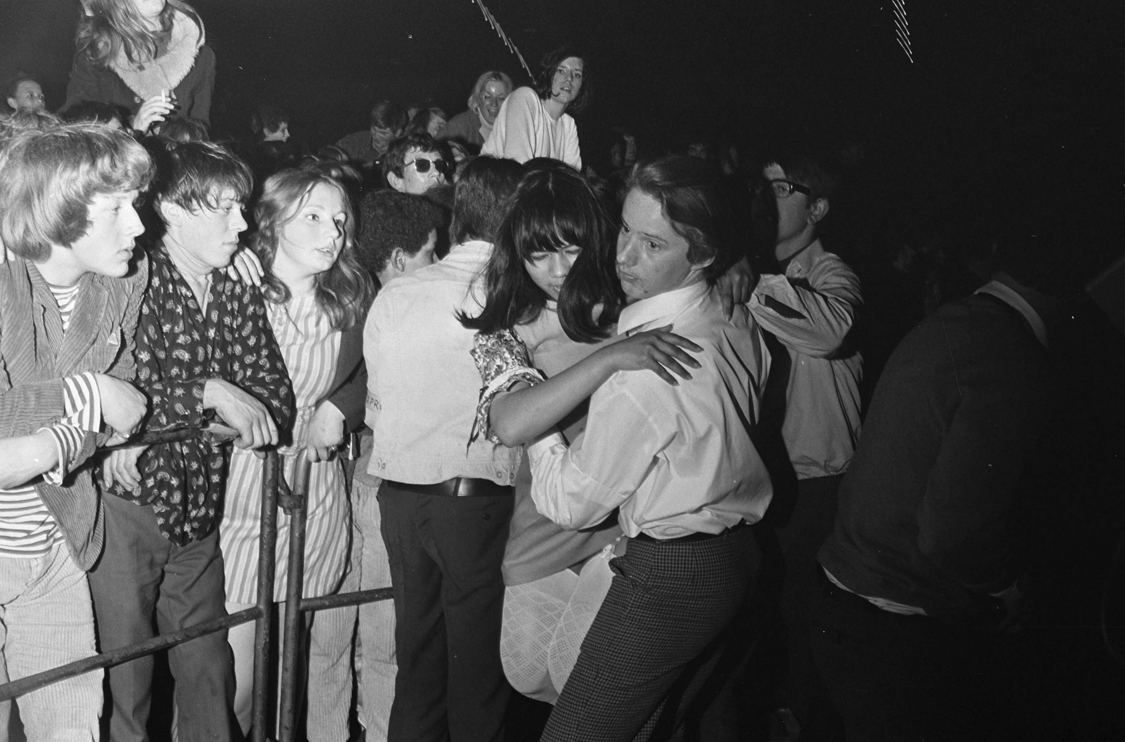 Fotocollectie Anefo — Optreden Rolling Stones in Houtrusthallen te Den Haag — Foto: Merk, Ben / Anefo. Licentie: Set B: Rechtenvrij / Publiek Domein. Bron: Nationaal Archief. http://hdl.handle.net/10648/ab15ad16-d0b4-102d-bcf8-003048976d84