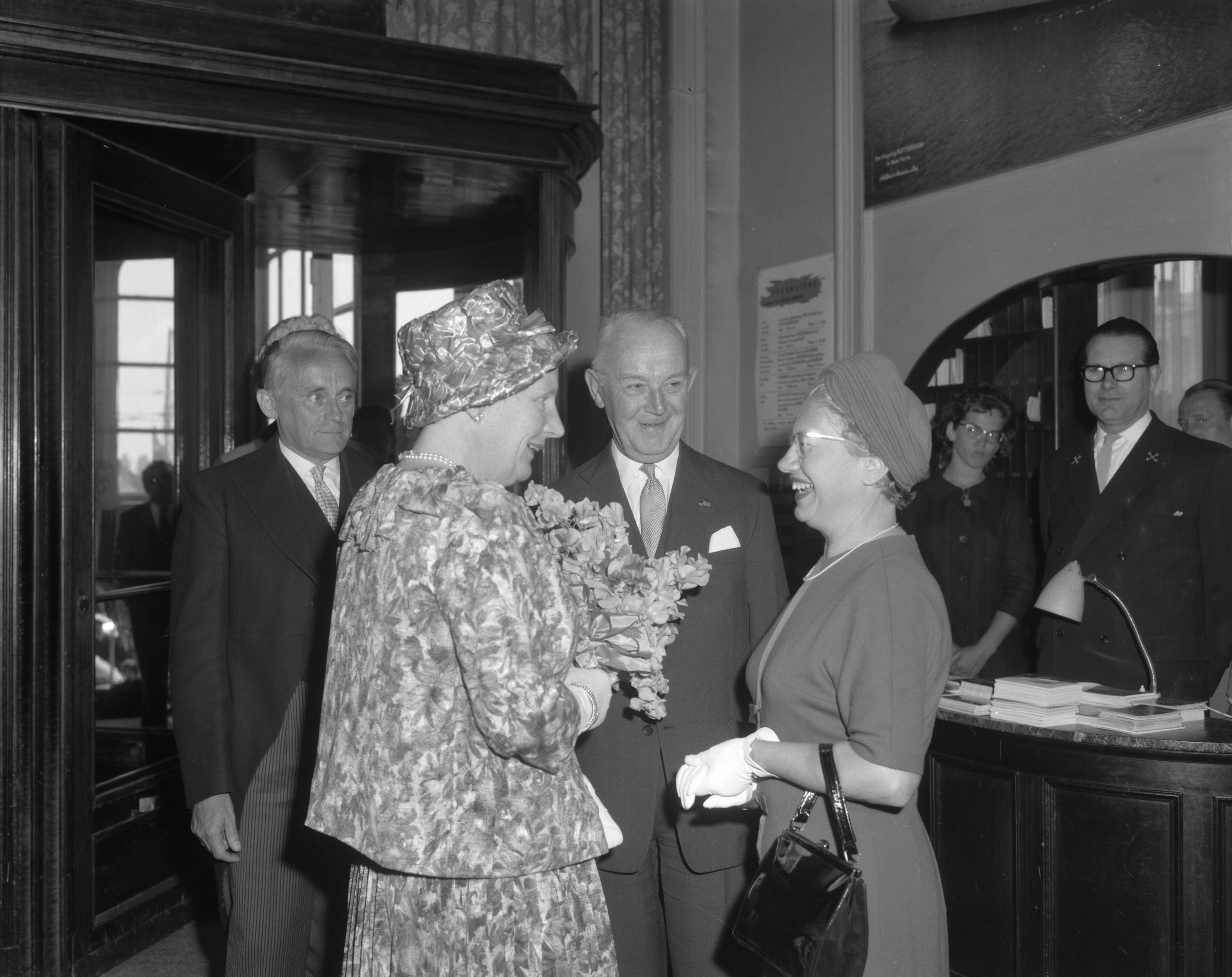 Fotocollectie Anefo — Koningin Juliana is aanwezig bij de viering van het 50-jarig bestaan van de Vereniging van Nederlandse Gemeenten in de Kurzaal te Scheveningen. De koningin wordt begroet door de burgemeester van Den Haag, H.A.M.T. Kolfschoten en zijn echtgenote. Links de Commissaris der Koningin in Zuid-Holland, mr. J. Klaasesz — Foto: Bilsen, Joop van / Anefo. Licentie: Set B: Rechtenvrij / Publiek Domein. Bron: Nationaal Archief. http://hdl.handle.net/10648/aa0b7fb8-d0b4-102d-bcf8-003048976d84