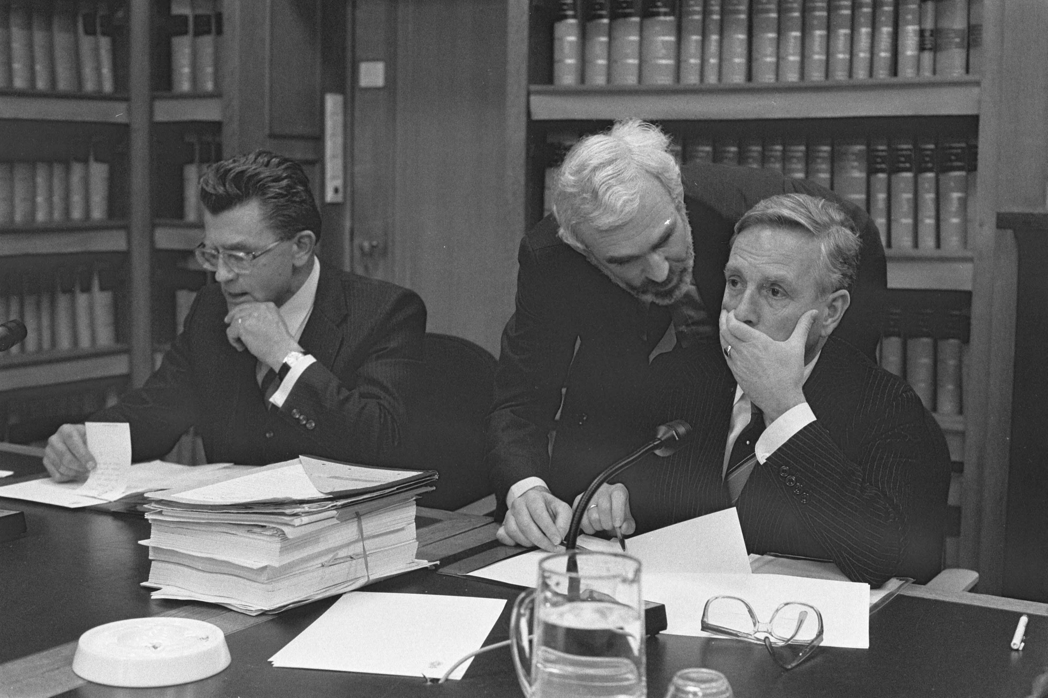 Fotocollectie Anefo — Kamercies Justitie, Politie en Biza spraken in Den Haag over Hans Kok ; minister Van Dijk (l) en minister Korthals Altes — Foto: Croes, Rob C. / Anefo. Licentie: Set B: Rechtenvrij / Publiek Domein. Bron: Nationaal Archief. http://hdl.handle.net/10648/ad5acc1e-d0b4-102d-bcf8-003048976d84