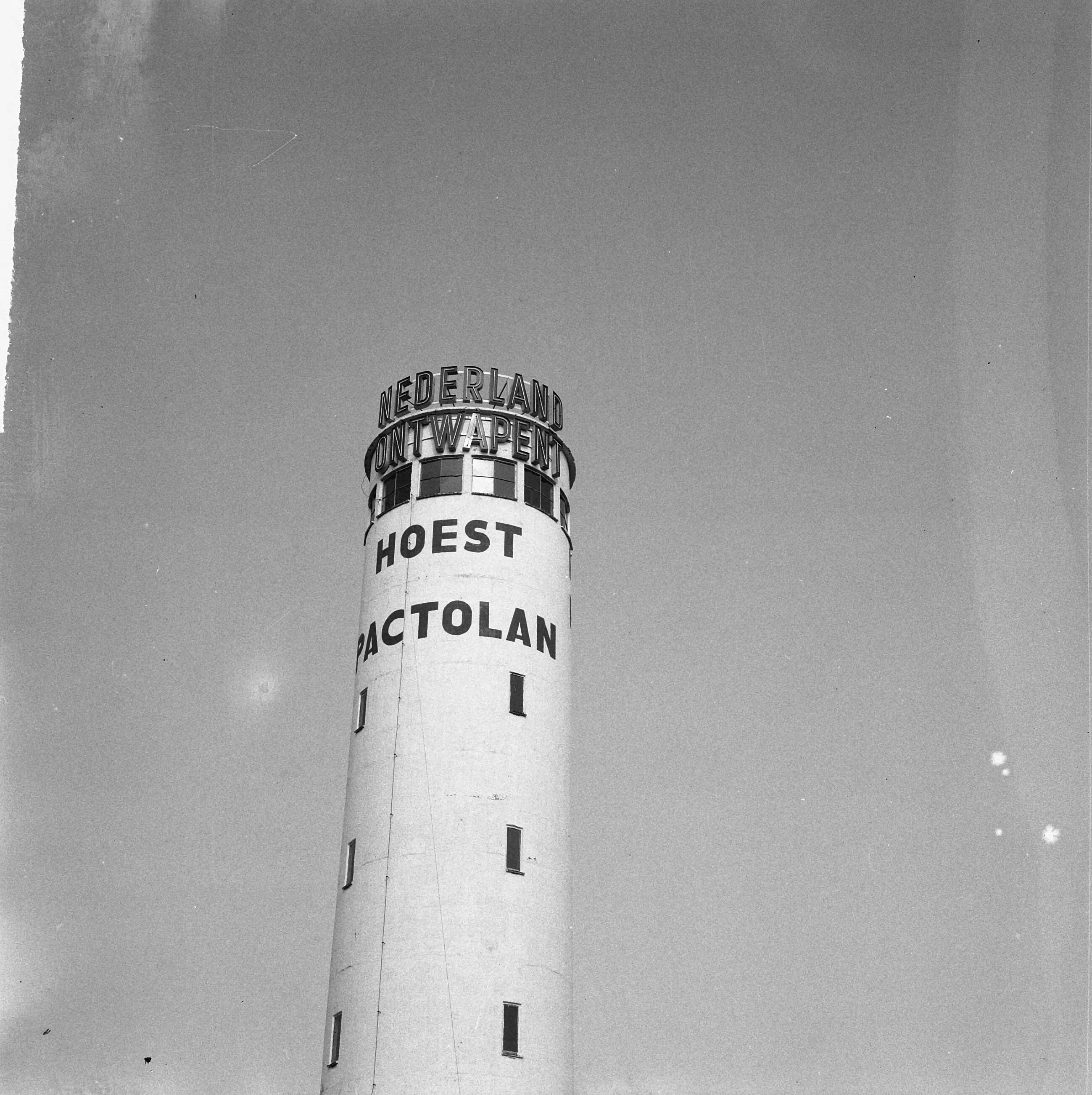 Fotocollectie Anefo — Toren, bij Naarden, met in neon-letters met tekst "Nederland Ontwapent" — Foto: Evers, Joost / Anefo. Licentie: Set B: Rechtenvrij / Publiek Domein. Bron: Nationaal Archief. http://hdl.handle.net/10648/aab9fd5e-d0b4-102d-bcf8-003048976d84