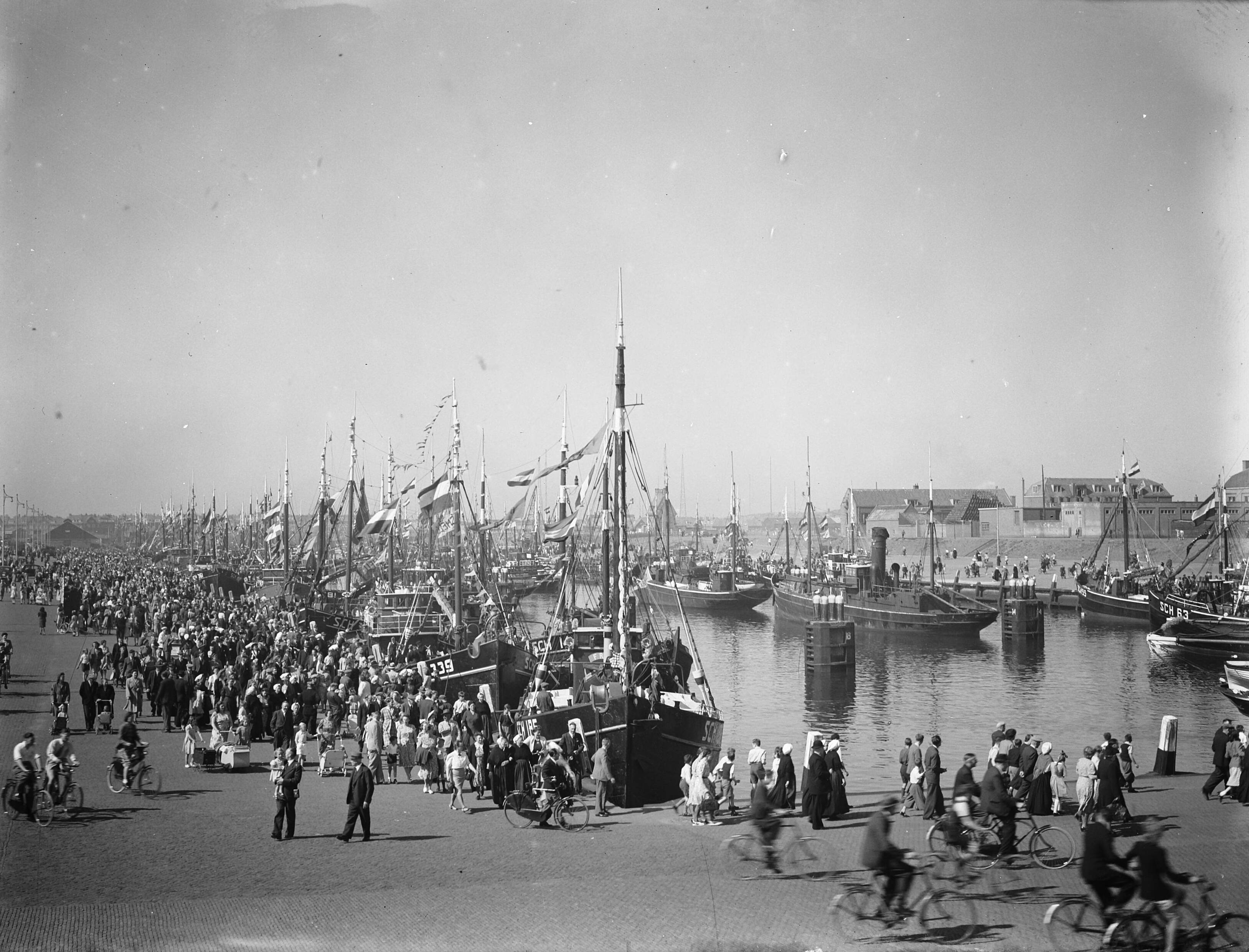 Fotocollectie Anefo — Vlaggetjesdag te Scheveningen — Foto: Moedrik, D. / Anefo. Licentie: Set B: Rechtenvrij / Publiek Domein. Bron: Nationaal Archief. http://hdl.handle.net/10648/ad7aed3c-d0b4-102d-bcf8-003048976d84