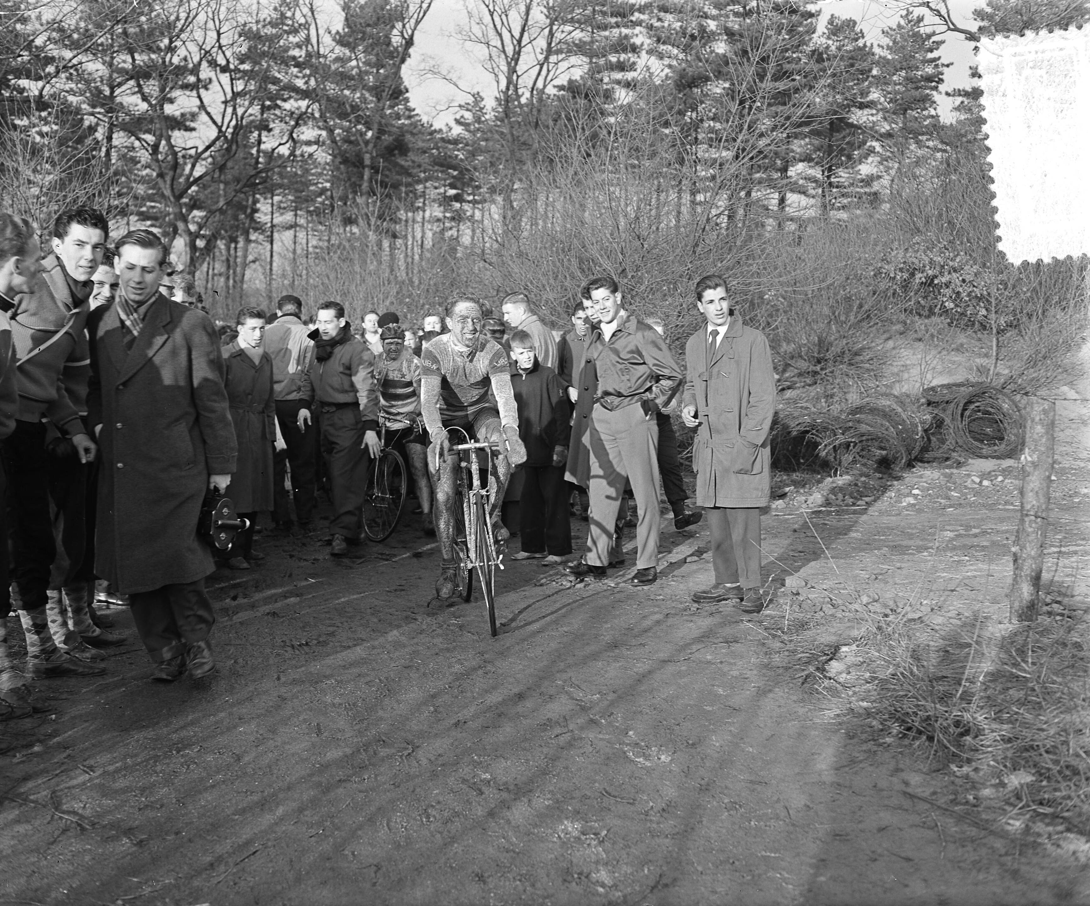 Fotocollectie Anefo — Wielrennen. Cycle Cross te Overveen. Winnaar H. Brinkman van de Pedaalridders uit Rotterdam — Foto: Pot, Harry / Anefo. Licentie: Set B: Rechtenvrij / Publiek Domein. Bron: Nationaal Archief. http://hdl.handle.net/10648/a9300744-d0b4-102d-bcf8-003048976d84