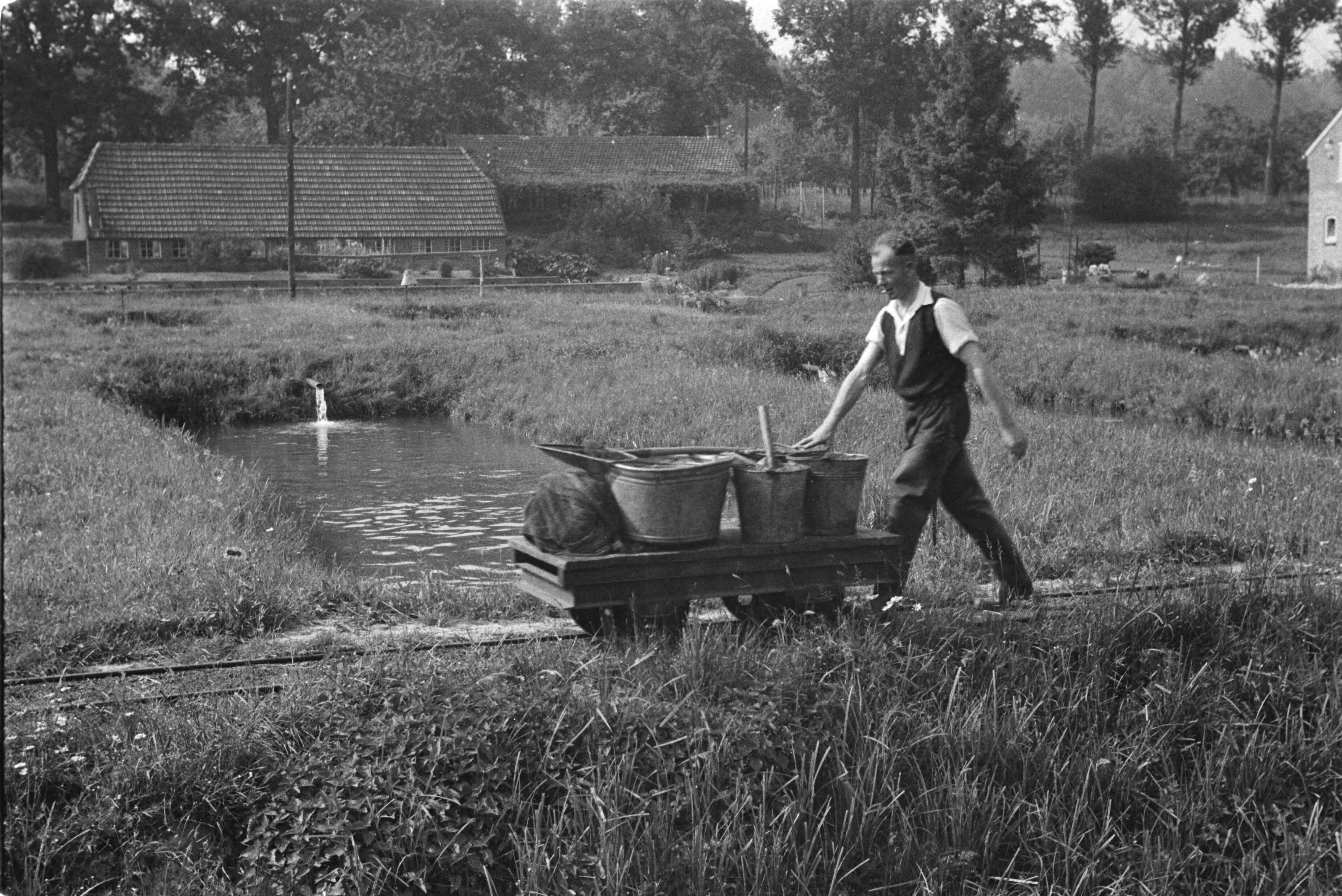 Fotocollectie Nederlandse Heidemaatschappij — Gulpen|visserij |viskwekerijen |forellenvijvers |bedrijfsgebouwen |transporten — Foto: Fotograaf Onbekend / Heidemij. Licentie: Set B: Rechtenvrij / Publiek Domein. Bron: Nationaal Archief. http://hdl.handle.net/10648/ae89ea34-d0b4-102d-bcf8-003048976d84