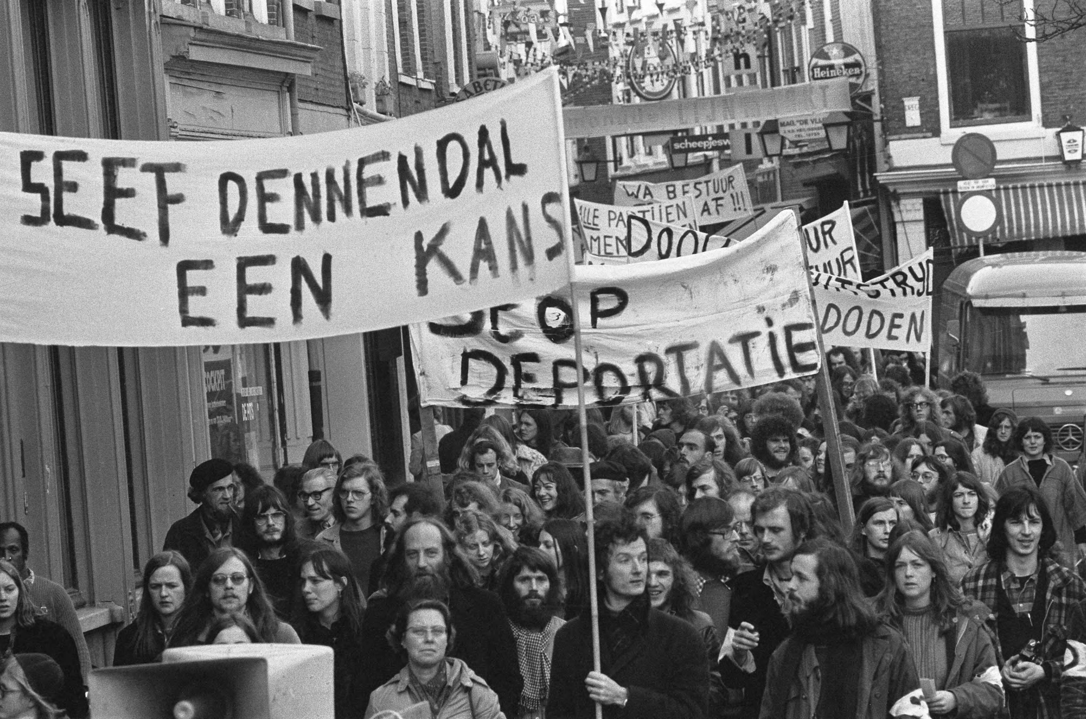 Dennendal-demonstratie in Utrecht — Demonstranten met spandoeken — Foto: Fotograaf Onbekend / Anefo. Licentie: Set B: Rechtenvrij / Publiek Domein. Bron: Nationaal Archief. http://hdl.handle.net/10648/ac439662-d0b4-102d-bcf8-003048976d84