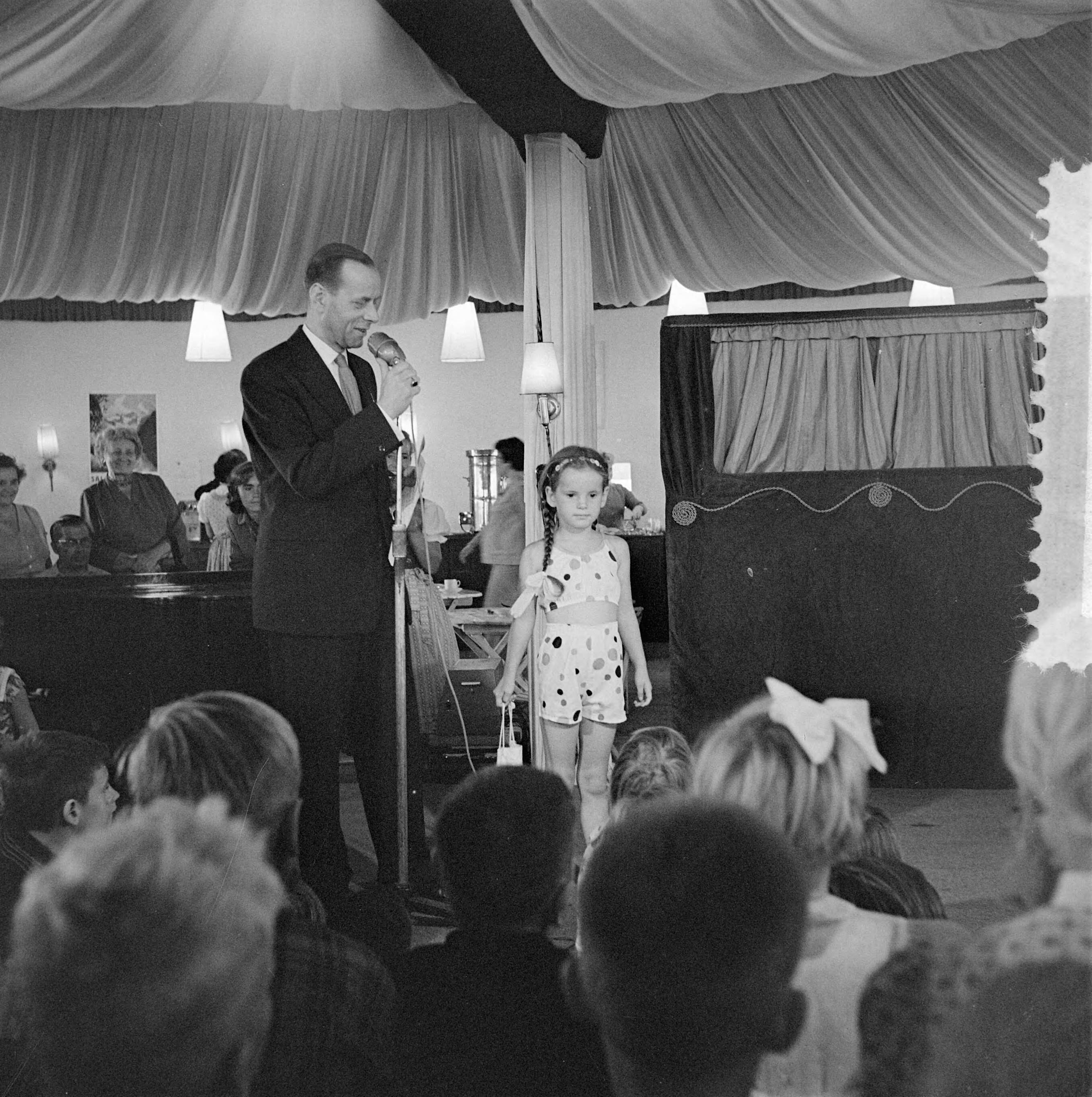 Fotocollectie Anefo — Kindermodeshow Fa. Nooy Zandvoort — Foto: Pot, Harry / Anefo. Licentie: Set B: Rechtenvrij / Publiek Domein. Bron: Nationaal Archief. http://hdl.handle.net/10648/a9675352-d0b4-102d-bcf8-003048976d84