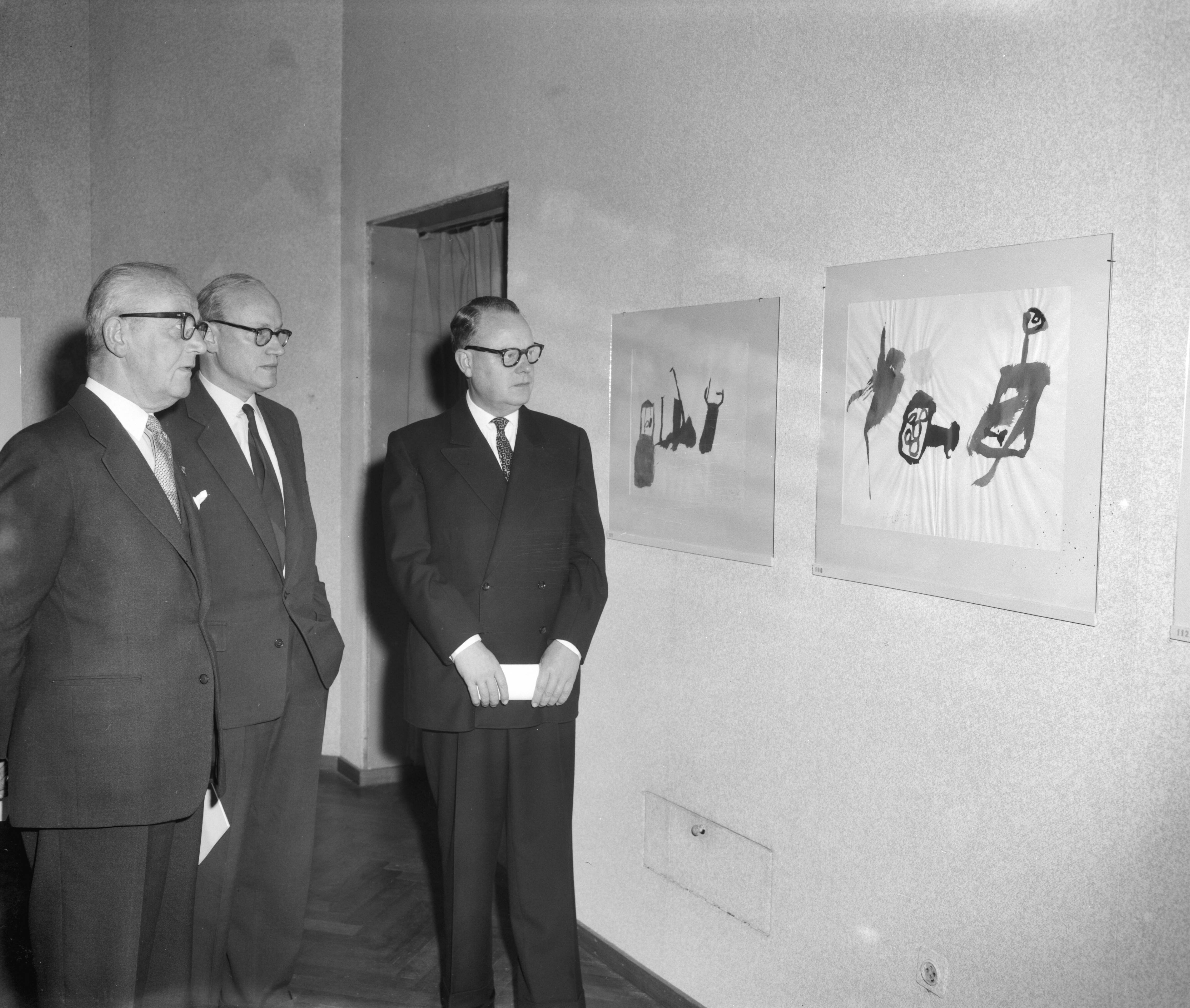 Fotocollectie Anefo — Opening tentoonstelling van werken van de schilder Julius Bissier in het Gemeentemuseum te Den Haag — Foto: Behrens, Herbert F. / Anefo. Licentie: Set B: Rechtenvrij / Publiek Domein. Bron: Nationaal Archief. http://hdl.handle.net/10648/a9a17ab4-d0b4-102d-bcf8-003048976d84