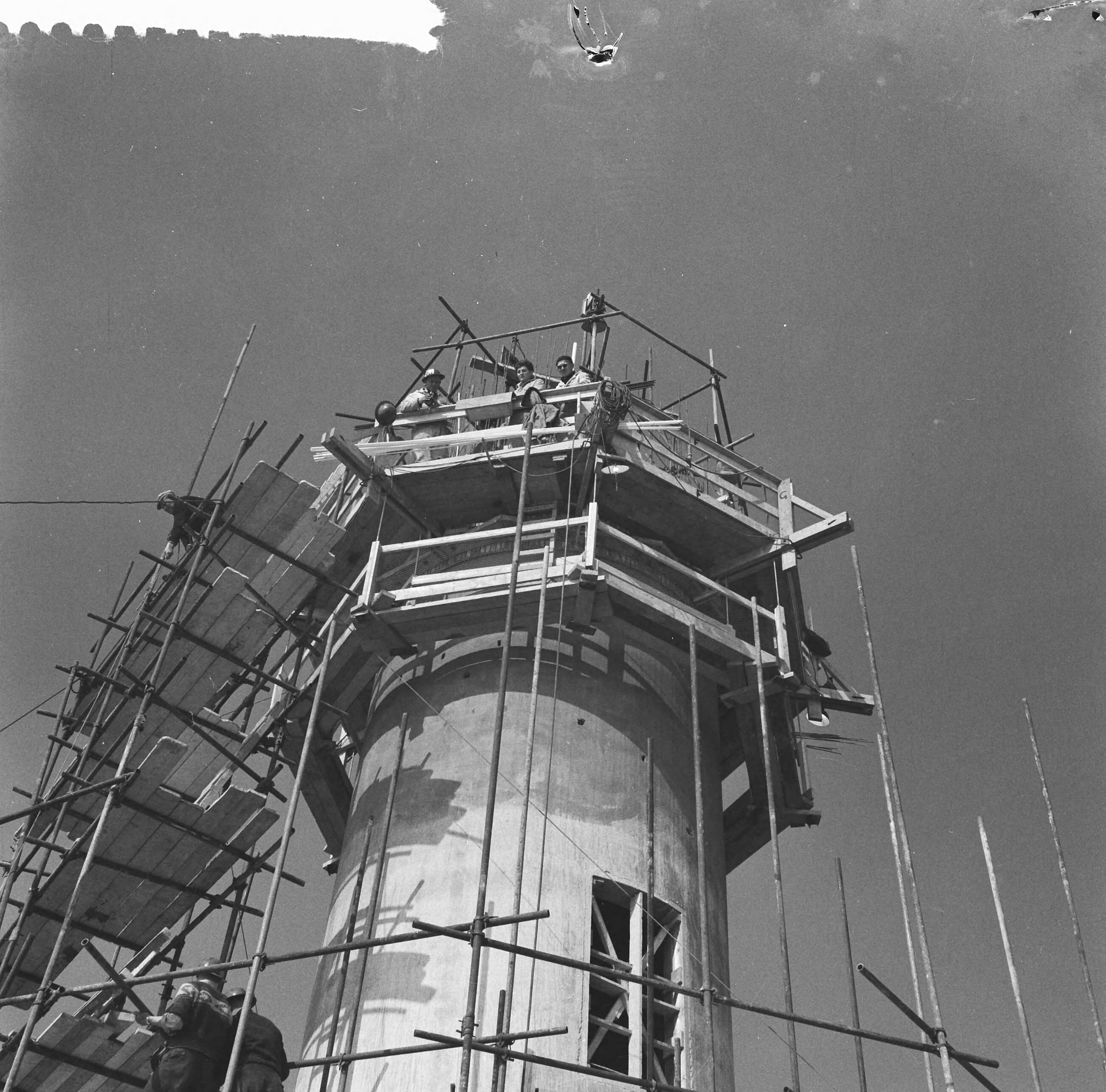 Fotocollectie Anefo — Werkzaamheden Pier te Scheveningen. Bouw uitkijktoren op de Pier — Foto: Nijs, Jac. de / Anefo. Licentie: Set B: Rechtenvrij / Publiek Domein. Bron: Nationaal Archief. http://hdl.handle.net/10648/a9d0f91a-d0b4-102d-bcf8-003048976d84