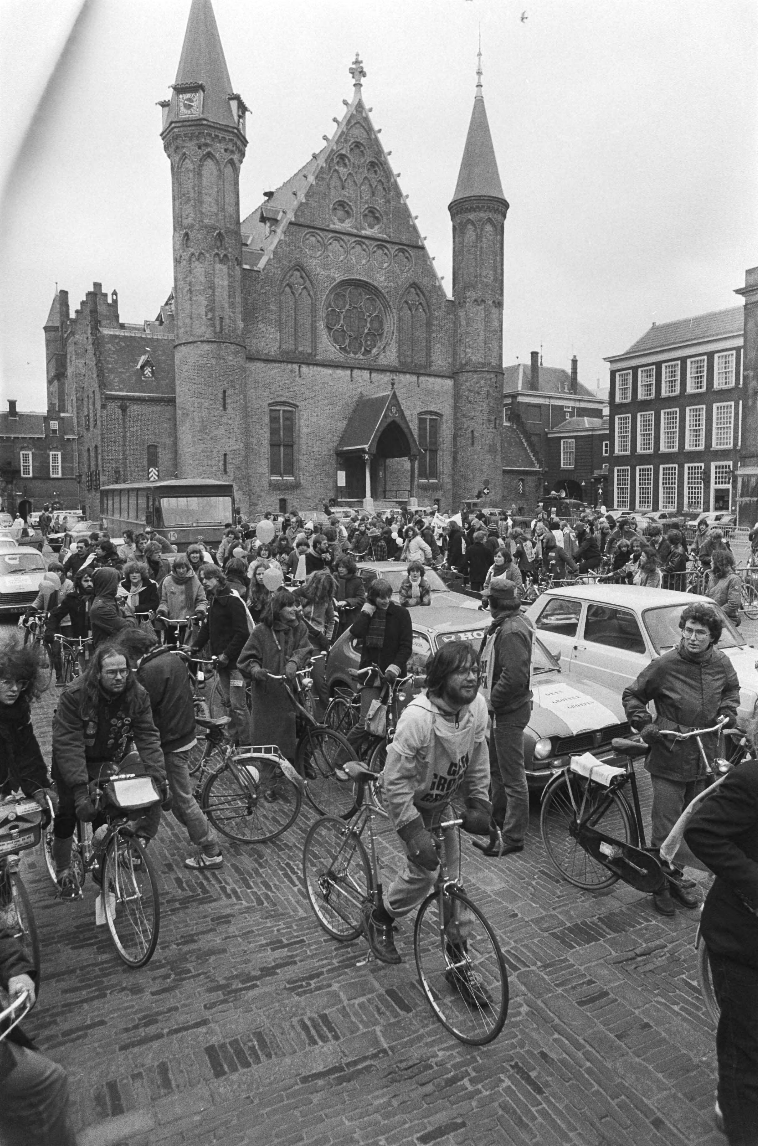 Leerlingen van lerarenopleidingen demonstreren in Den Haag tegen het beleid van minister Pais — Betogende leerlingen verplaatsen zch per fiets — Foto: Suyk, Koen / Anefo. Licentie: Set B: Rechtenvrij / Publiek Domein. Bron: Nationaal Archief. http://hdl.handle.net/10648/acc53a78-d0b4-102d-bcf8-003048976d84