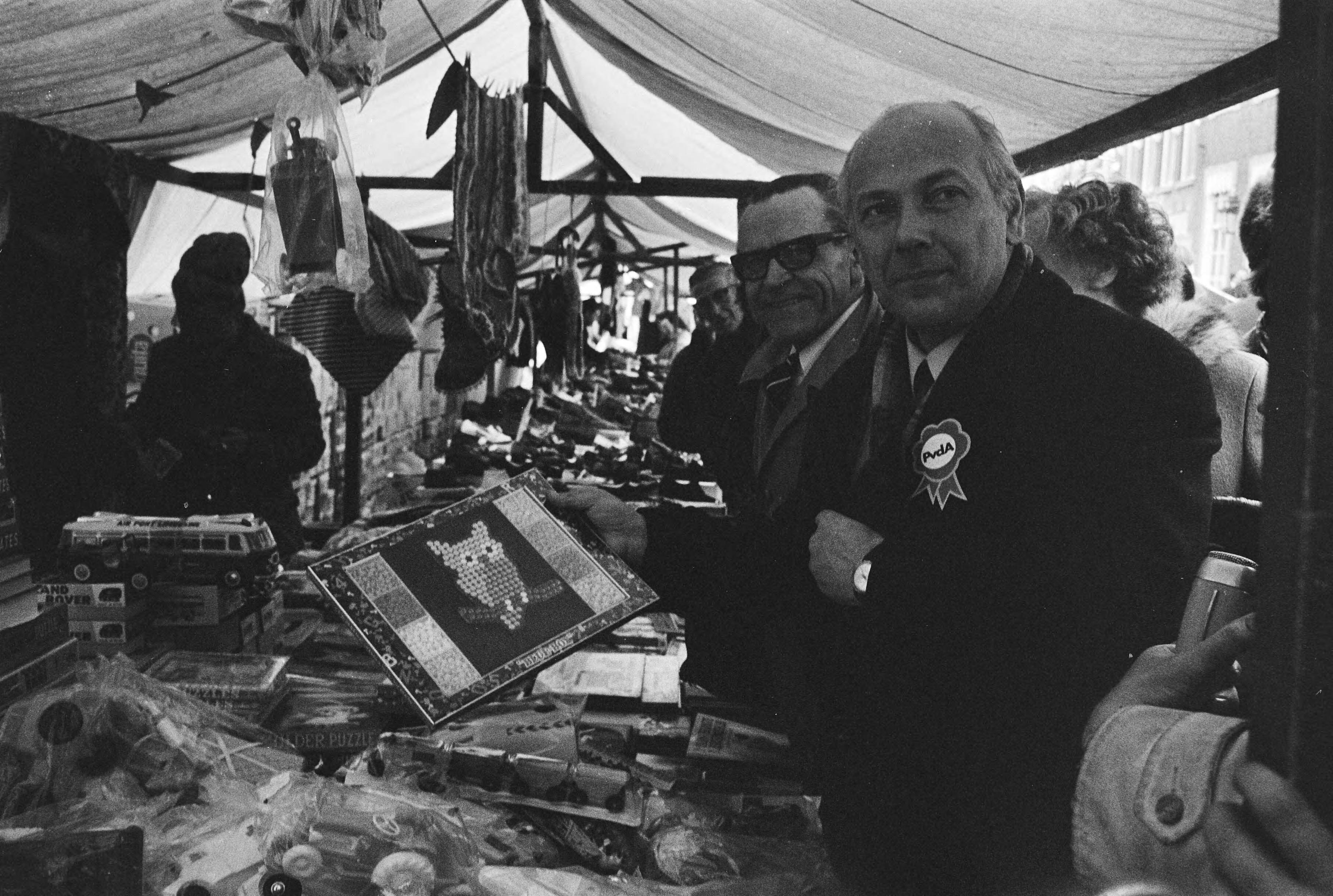 Joop den Uyl in Breda met een karavaan op verkiezingstournee voor de PvdA — Den Uyl op de markt — Foto: Fotograaf Onbekend / Anefo. Licentie: Set B: Rechtenvrij / Publiek Domein. Bron: Nationaal Archief. http://hdl.handle.net/10648/abb8e1b6-d0b4-102d-bcf8-003048976d84