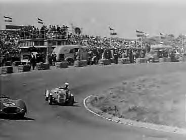 Fotocollectie Anefo — Autoraces op Zandvoort — Foto: Bilsen, Joop van / Anefo. Licentie: Set B: Rechtenvrij / Publiek Domein. Bron: Nationaal Archief. http://hdl.handle.net/10648/a961a8da-d0b4-102d-bcf8-003048976d84