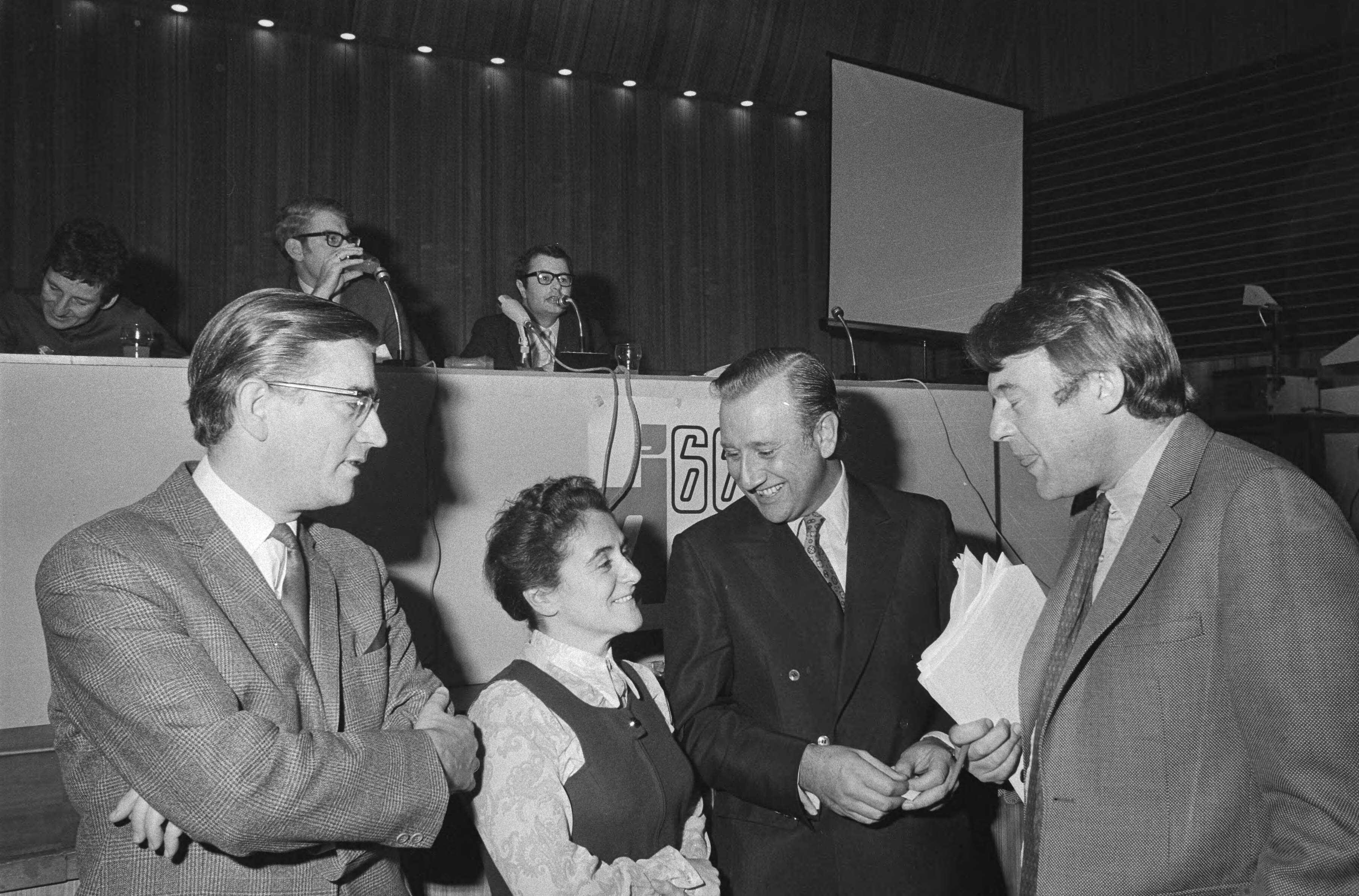 Fotocollectie Anefo — Congres D66 in Turfschip, Breda — Foto: Mieremet, Rob / Anefo. Licentie: Set B: Rechtenvrij / Publiek Domein. Bron: Nationaal Archief. http://hdl.handle.net/10648/abadcd9e-d0b4-102d-bcf8-003048976d84