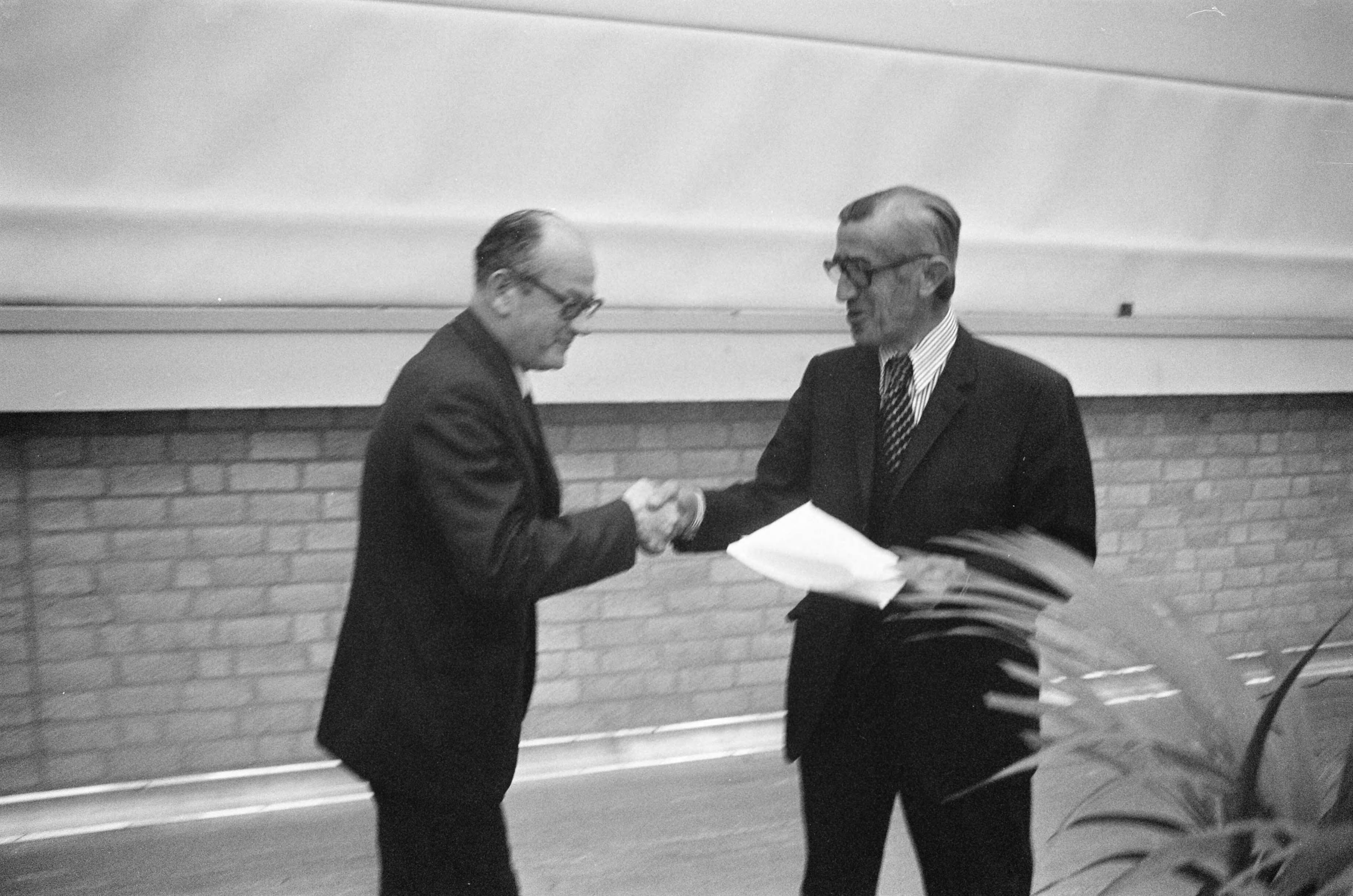 Fotocollectie Anefo — Nieuw hoofdkantoor van Algemene Inspectiedienst geopend in Eygelshoven (Zuid-Limburg) — Foto: Punt, W. / Anefo. Licentie: Set B: Rechtenvrij / Publiek Domein. Bron: Nationaal Archief. http://hdl.handle.net/10648/ac398708-d0b4-102d-bcf8-003048976d84