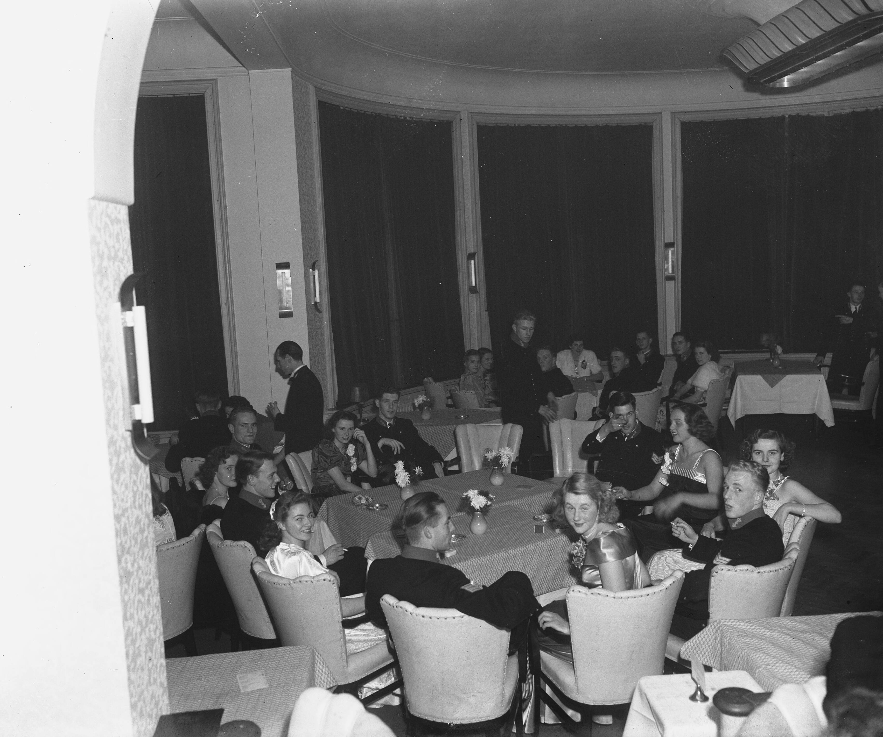Fotocollectie Anefo — Bal adelborsten Kurhaus Scheveningen @ — Foto: Merk, Ben / Anefo. Licentie: Set B: Rechtenvrij / Publiek Domein. Bron: Nationaal Archief. http://hdl.handle.net/10648/a8c17ef0-d0b4-102d-bcf8-003048976d84
