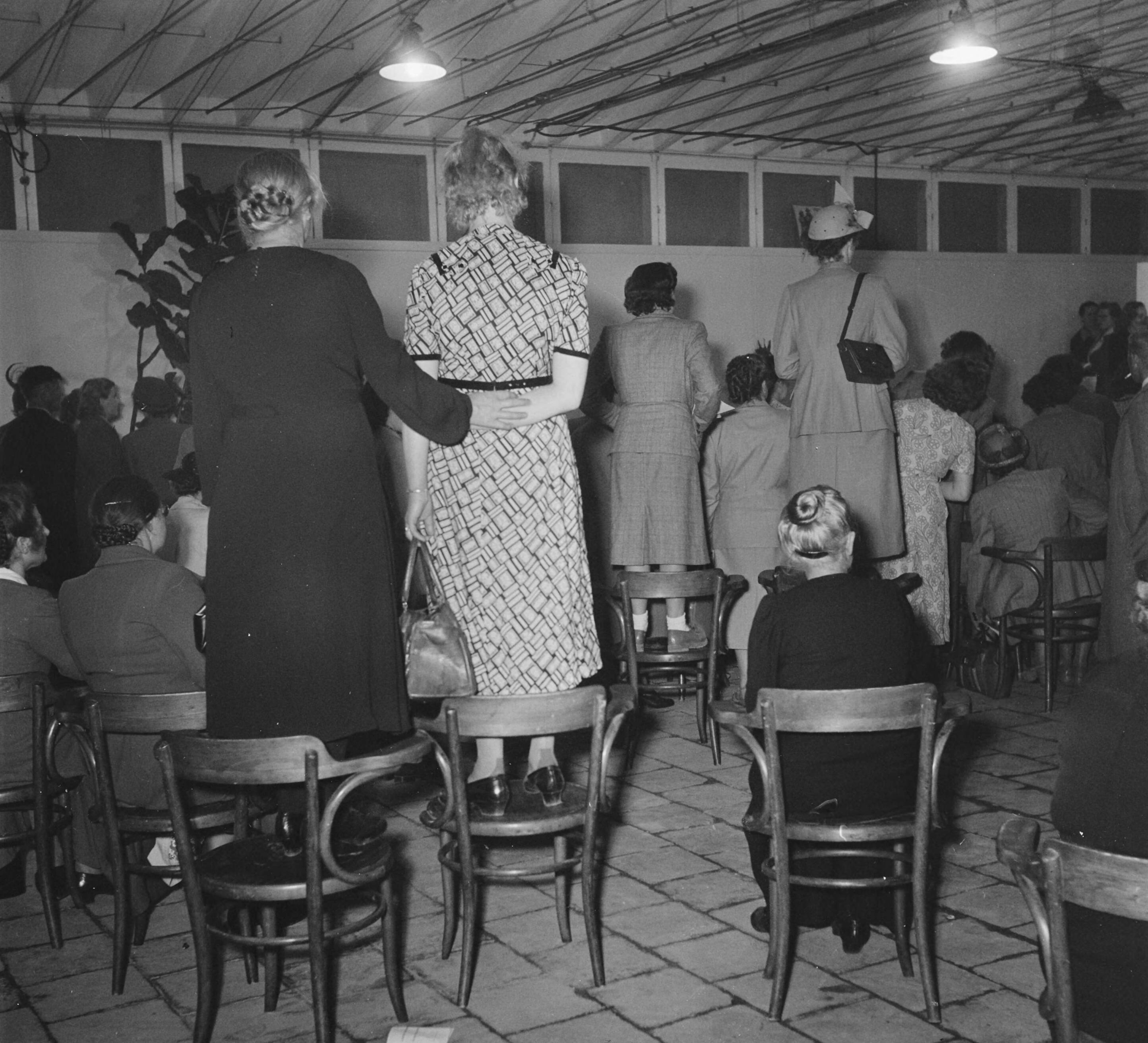 Landbouwtentoonstelling Utrecht (1952) — Landbouwtentoonstelling Utrecht. Modeshow — Foto: Noske, J.D. / Anefo. Licentie: Set B: Rechtenvrij / Publiek Domein. Bron: Nationaal Archief. http://hdl.handle.net/10648/a8f90f1e-d0b4-102d-bcf8-003048976d84