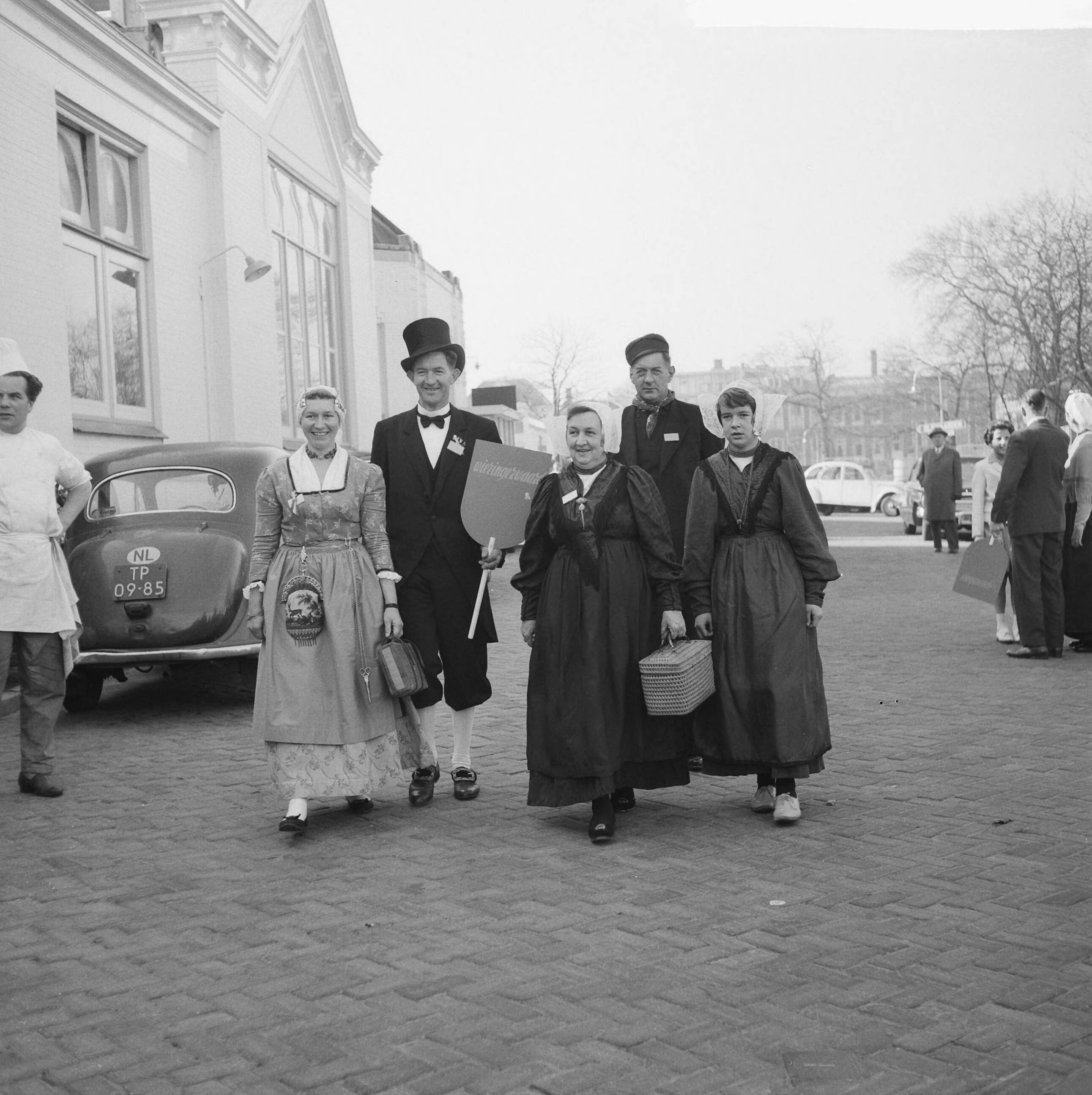 Fotocollectie Anefo — Aankomst delegaties bij Dierentuin in Den Haag voor huldeblijk voor koningin Juliana. Delegaties uit Wieringen en Laren — Foto: Lindeboom, Henk / Anefo. Licentie: Set B: Rechtenvrij / Publiek Domein. Bron: Nationaal Archief. http://hdl.handle.net/10648/a9cbc09e-d0b4-102d-bcf8-003048976d84