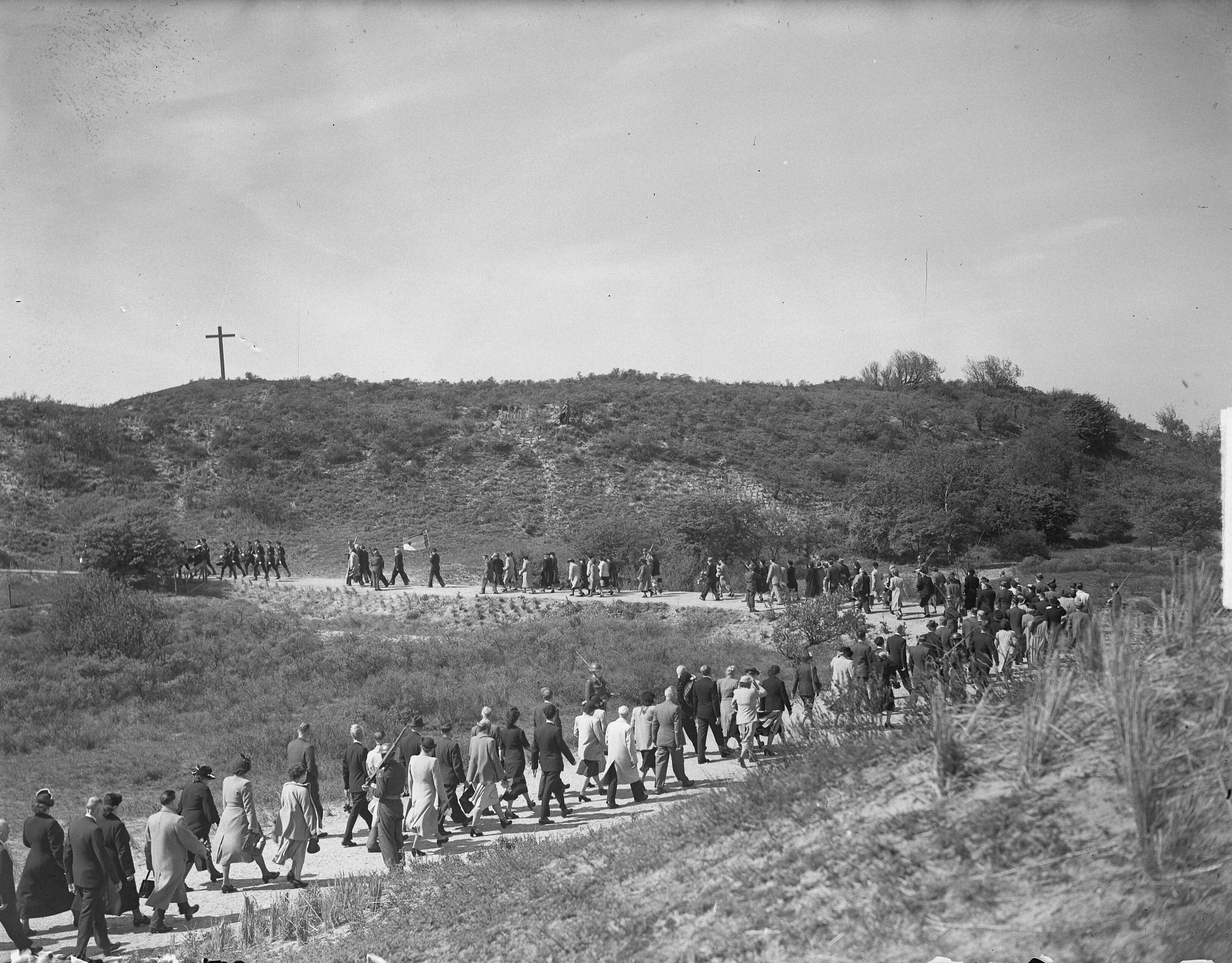 Fotocollectie Anefo — Stille tocht naar Overveen, tocht door de duinen — Foto: Nijs, Jac. de / Anefo. Licentie: Set B: Rechtenvrij / Publiek Domein. Bron: Nationaal Archief. http://hdl.handle.net/10648/a8d82f24-d0b4-102d-bcf8-003048976d84