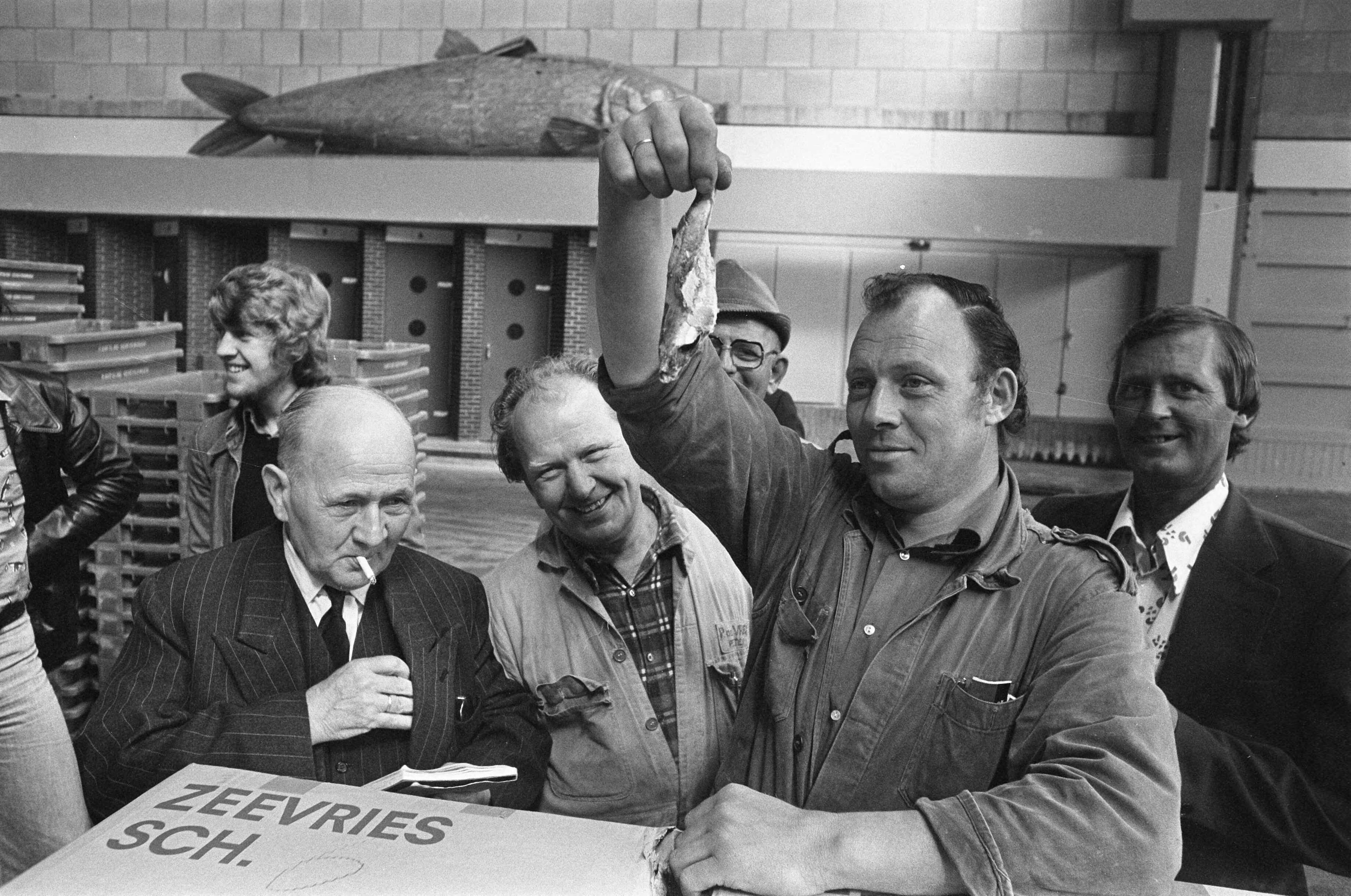Fotocollectie Anefo — Eerste nieuwe haring, het proeven van de haring bij visafslag te Scheveningen — Foto: Verhoeff, Bert / Anefo. Licentie: Set B: Rechtenvrij / Publiek Domein. Bron: Nationaal Archief. http://hdl.handle.net/10648/ac8442c0-d0b4-102d-bcf8-003048976d84