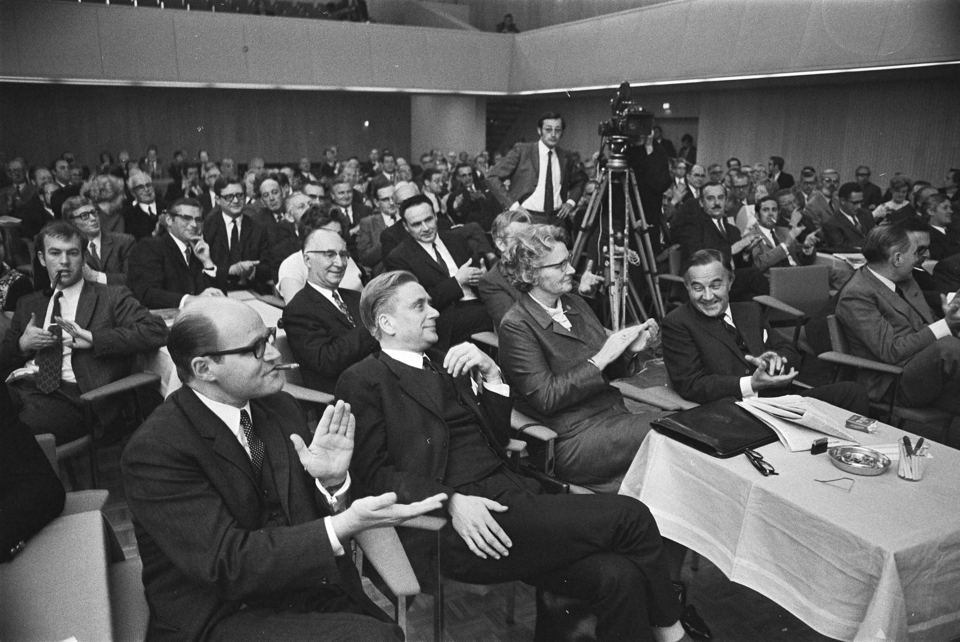 Fotocollectie Anefo — KVP-Partijraad bijeen in Congresgebouw Den Haag om te praten over o.a. het verkiezingsprogram; applaus voor minister Veringa: v.l.n.r. Grapperhaus, Veringa, — Foto: Verhoeff, Bert / Anefo. Licentie: Set B: Rechtenvrij / Publiek Domein. Bron: Nationaal Archief. http://hdl.handle.net/10648/aba921f4-d0b4-102d-bcf8-003048976d84