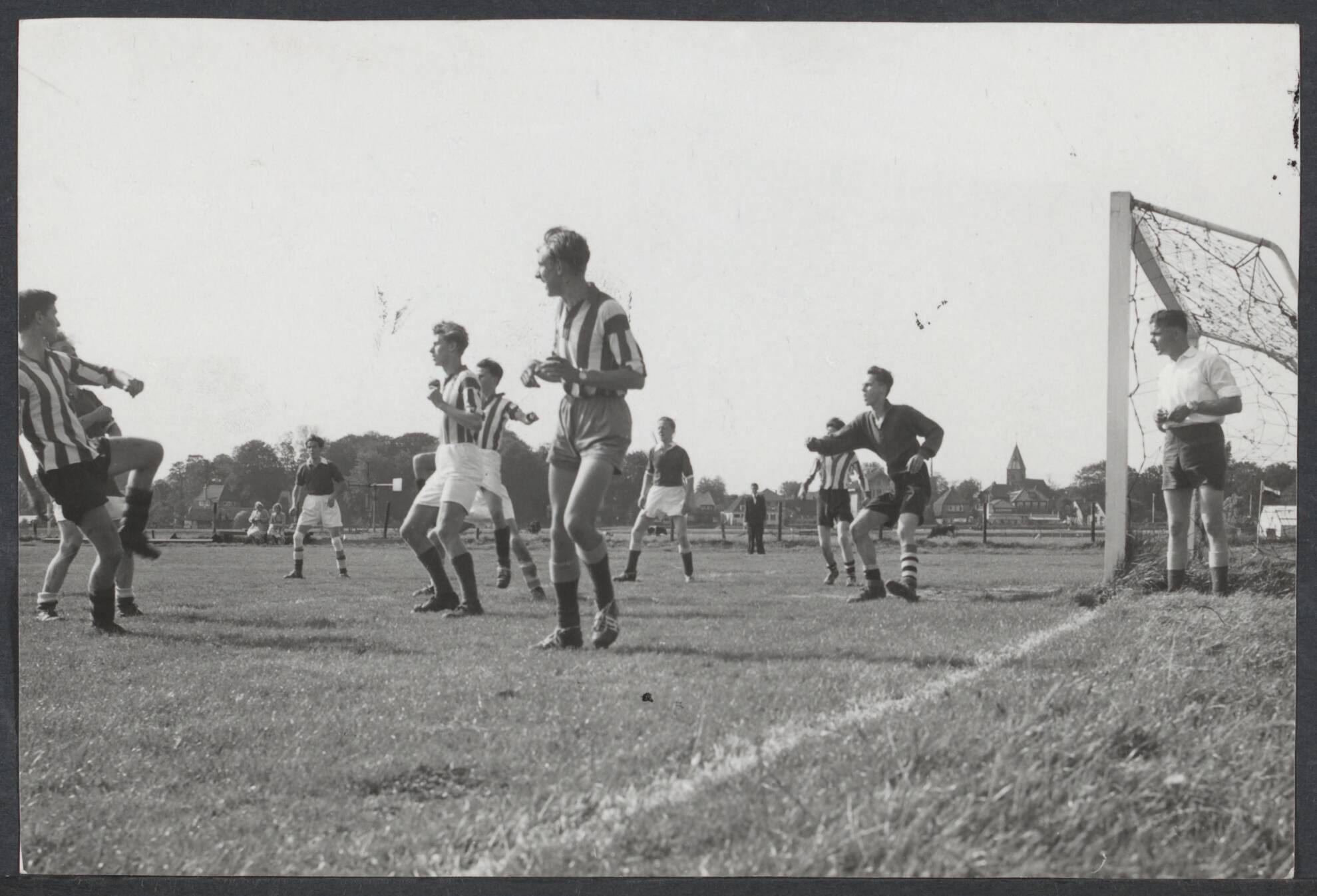 Spaarnestad. Sport en Spel - Nederland — [Serie bedrijfsvoetbal Spaarnestad, diverse jaren] geen bijschrift [spelmoment] — Foto: Fotograaf Onbekend / Spaarnestad. Licentie: Set B: Rechtenvrij / Publiek Domein. Bron: Nationaal Archief. http://hdl.handle.net/10648/b315ec49-00f4-5d87-1603-5058b82e95bd