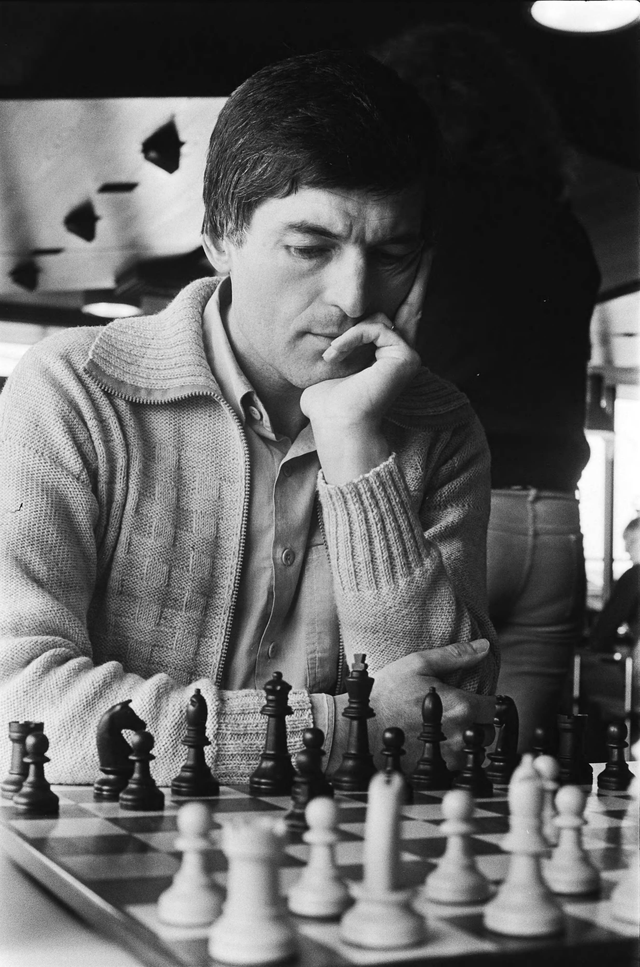 Fotocollectie Anefo — Nederlandse kampioenschap schaken, Leeuwarden; 24, 25 Langeweg in actie, nr. 26, 27 ? — Foto: Verhoeff, Bert / Anefo. Licentie: Set B: Rechtenvrij / Publiek Domein. Bron: Nationaal Archief. http://hdl.handle.net/10648/acb0afc2-d0b4-102d-bcf8-003048976d84