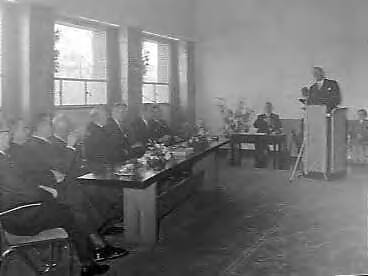 Fotocollectie Anefo — Receptie Nederlandse Radio Unie t.g.v. 10-jarig bestaan — Foto: Bilsen, Joop van / Anefo. Licentie: Set B: Rechtenvrij / Publiek Domein. Bron: Nationaal Archief. http://hdl.handle.net/10648/a95913be-d0b4-102d-bcf8-003048976d84