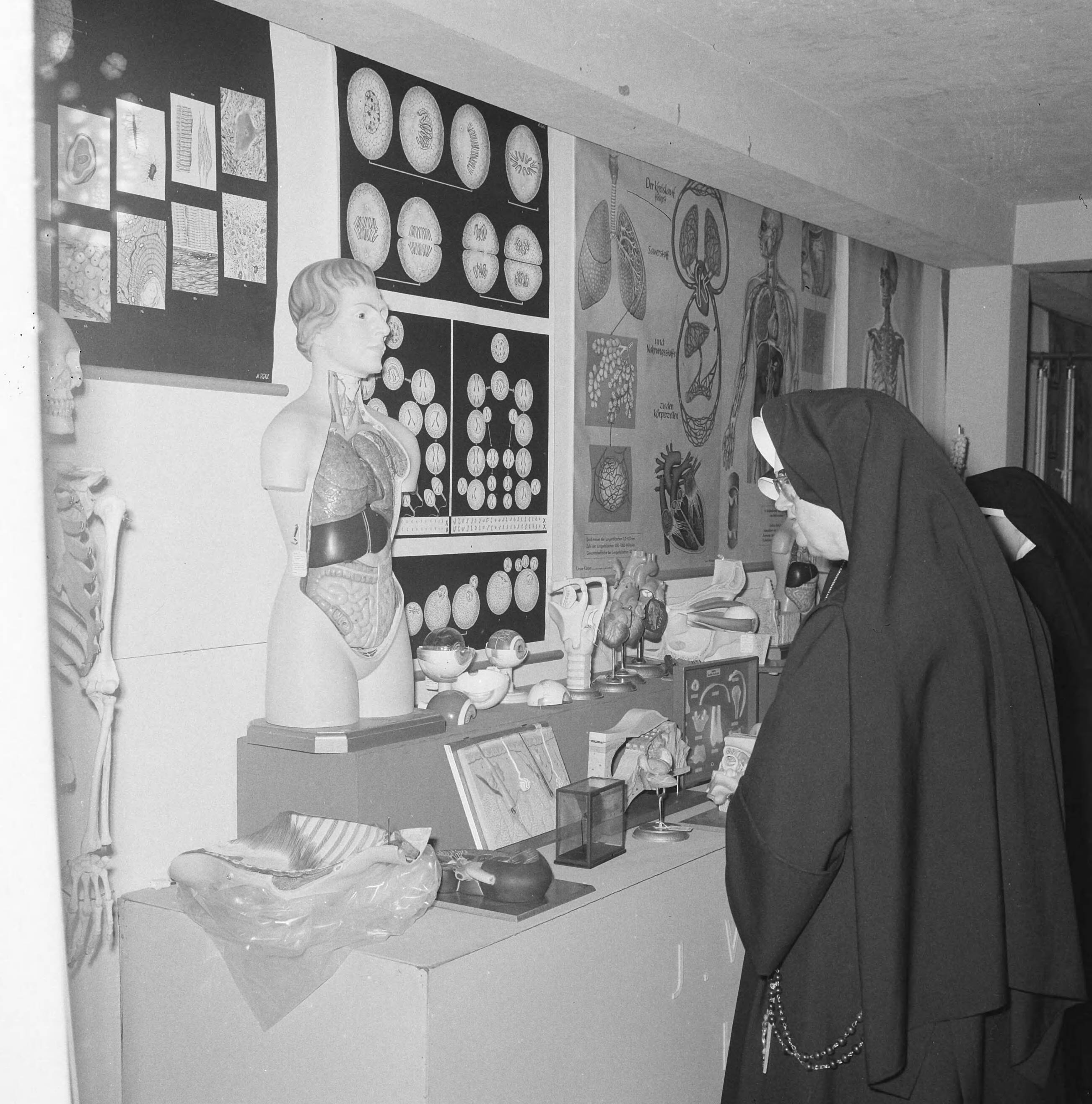 Fotocollectie Anefo — Vakbeurs Medica 65 in Expohal te Hilversum — Foto: Nijs, Jac. de / Anefo. Licentie: Set B: Rechtenvrij / Publiek Domein. Bron: Nationaal Archief. http://hdl.handle.net/10648/aac1f798-d0b4-102d-bcf8-003048976d84