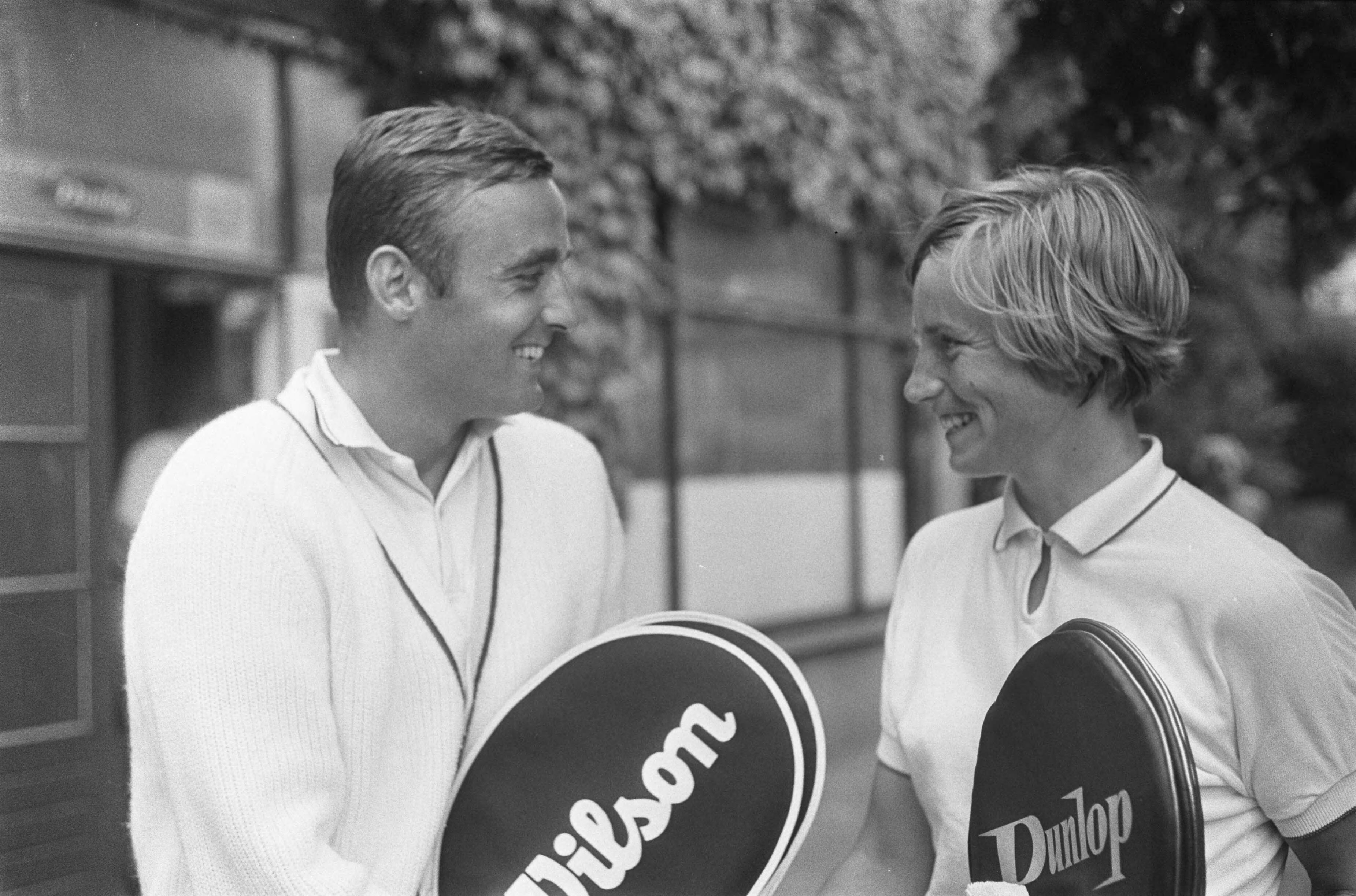 Fotocollectie Anefo — Nationale tenniskampioenschappen op Mets-banen in Scheveningen: Jan Hajer en Trudy Groenman koppen — Foto: Koch, Eric / Anefo. Licentie: Set B: Rechtenvrij / Publiek Domein. Bron: Nationaal Archief. http://hdl.handle.net/10648/ab75f50e-d0b4-102d-bcf8-003048976d84