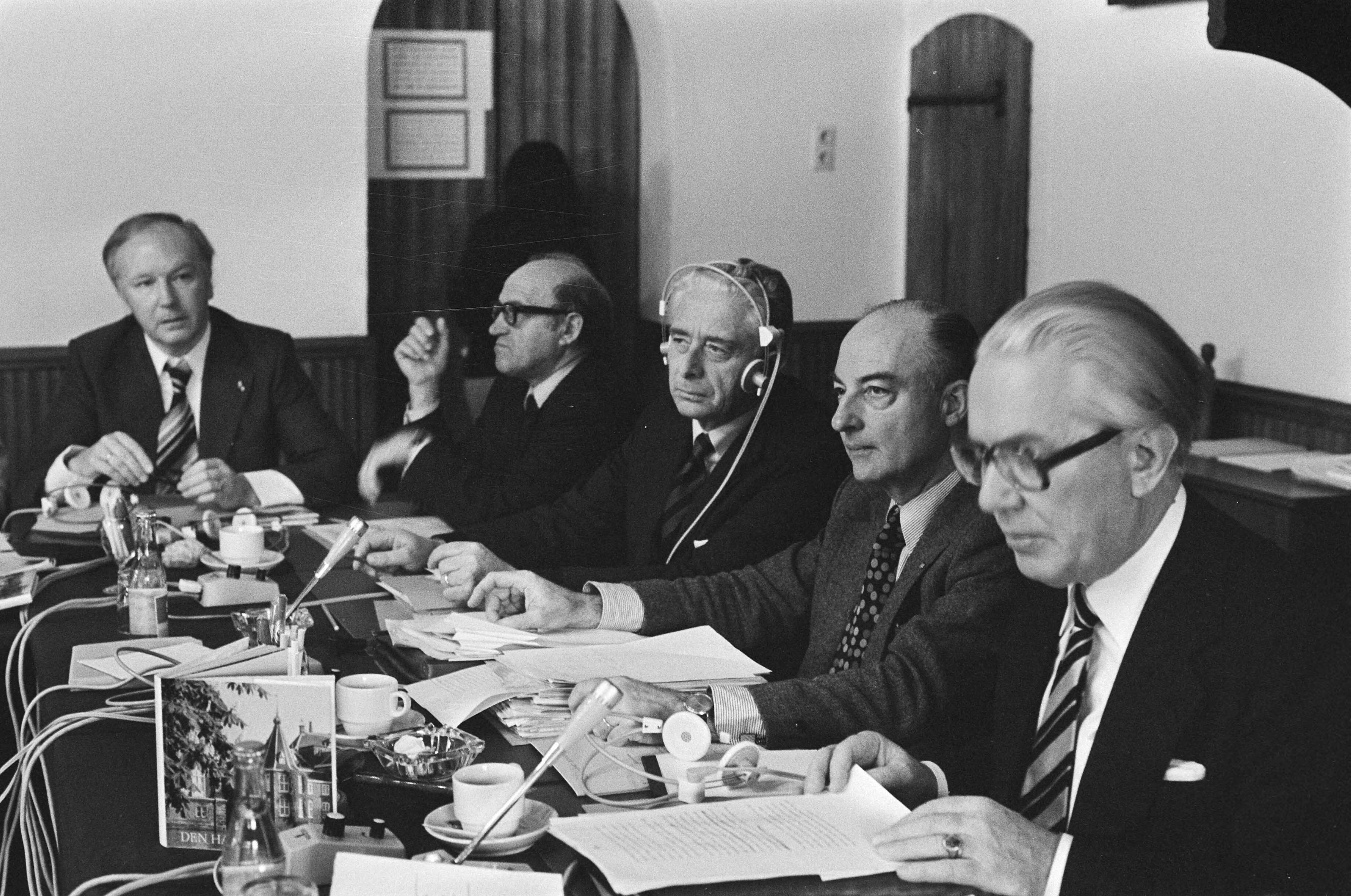 Fotocollectie Anefo — Congres Europese Unie Christen Democraten in Den Haag. Vlnr Kruizinga, Halm, Arnaldo Forlani, Schmelzer, Van Hassel — Foto: Mieremet, Rob / Anefo. Licentie: Set B: Rechtenvrij / Publiek Domein. Bron: Nationaal Archief. http://hdl.handle.net/10648/ac61a526-d0b4-102d-bcf8-003048976d84