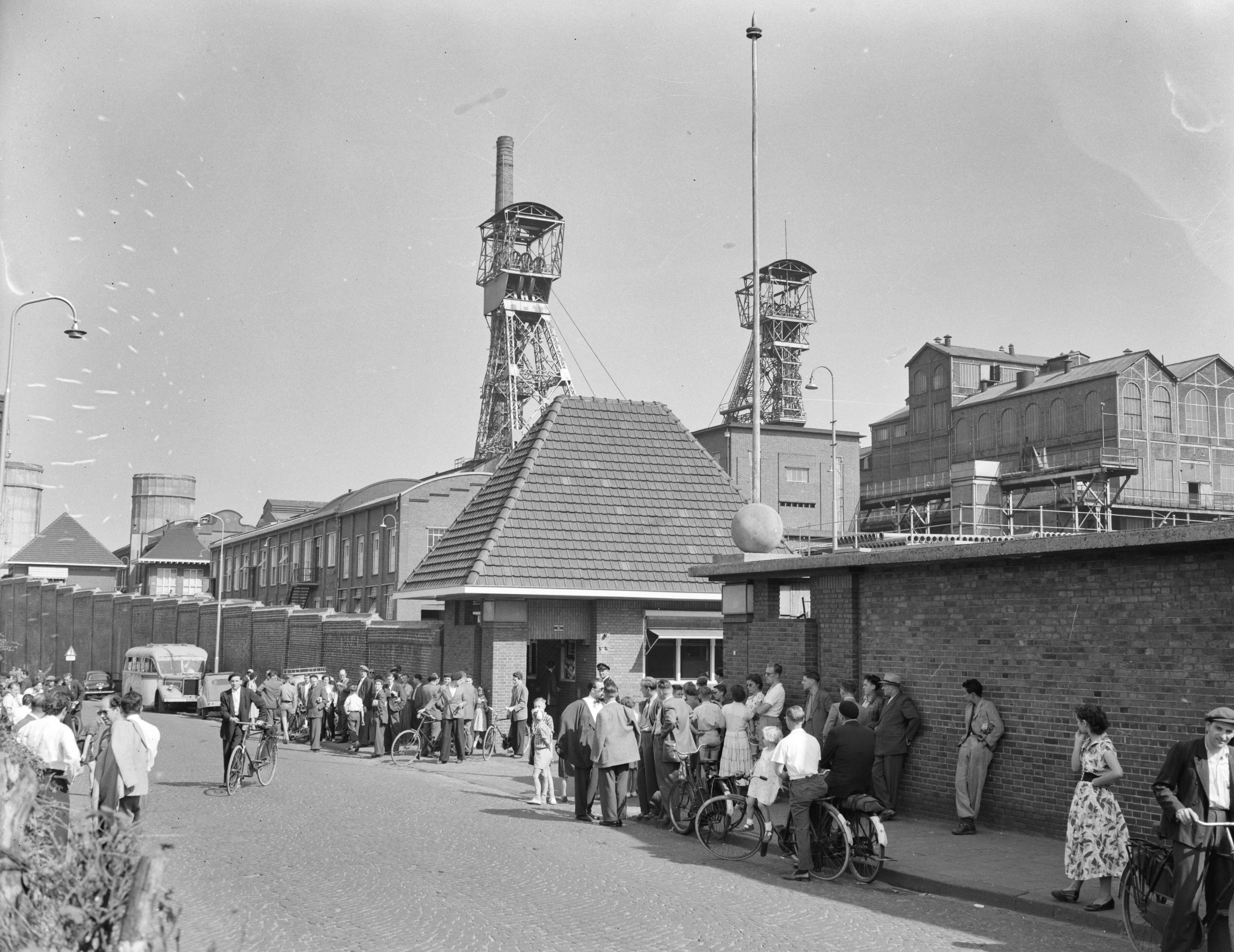 Fotocollectie Anefo — Redding van 3 mijnwerkers uit Willem-Sophiamijn. Belangstellenden buiten de poort — Foto: Pot, Harry / Anefo. Licentie: Set B: Rechtenvrij / Publiek Domein. Bron: Nationaal Archief. http://hdl.handle.net/10648/a939e35e-d0b4-102d-bcf8-003048976d84