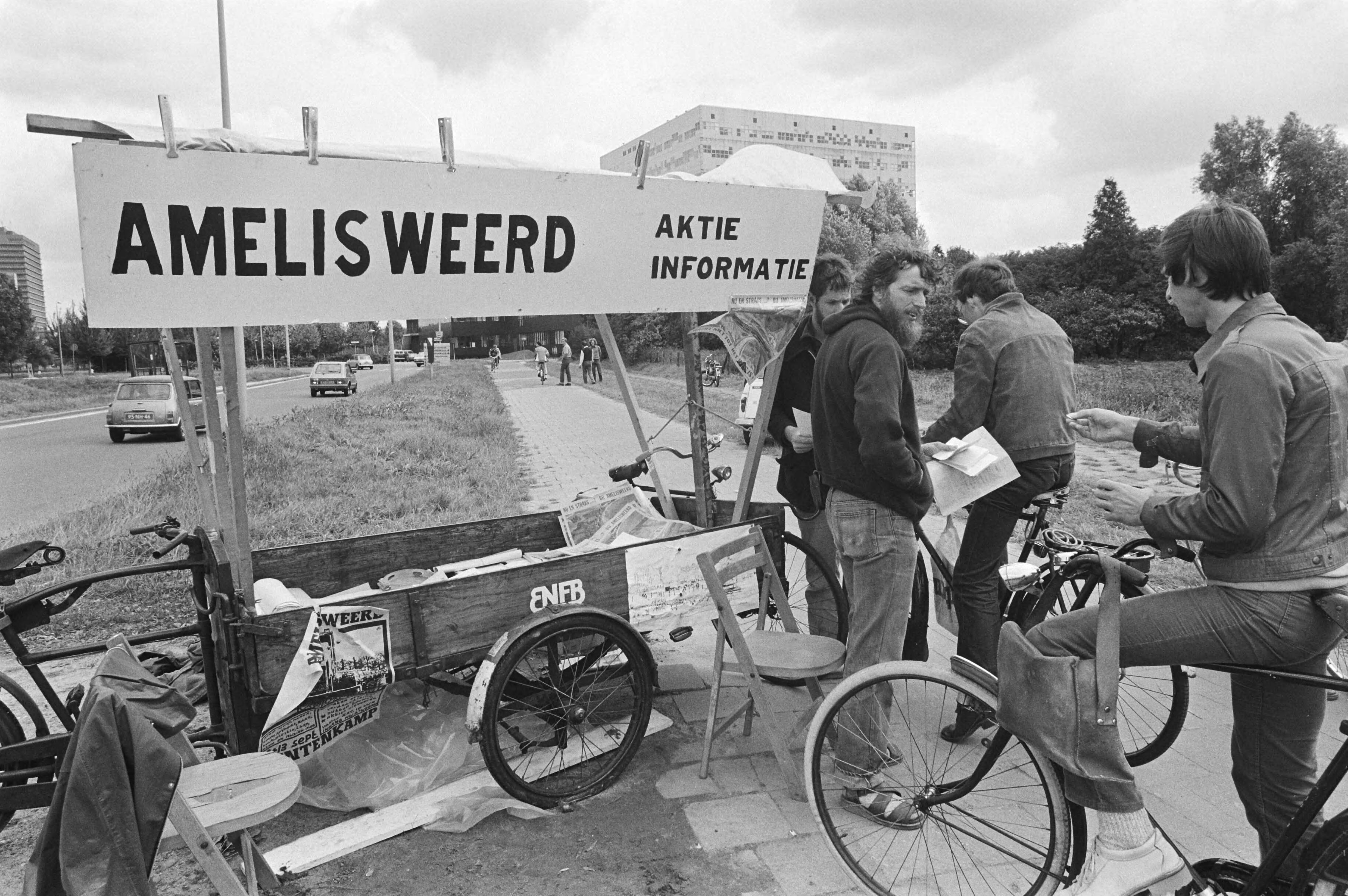 Toegangsweg bij Universiteitscomplex de Uithof in Utrecht geblokkeerd door "Vrienden van Amelisweerd" — Informatiekraampje ten behoeve van de aktie — Foto: Dijk, Hans van / Anefo. Licentie: Set B: Rechtenvrij / Publiek Domein. Bron: Nationaal Archief. http://hdl.handle.net/10648/ad03b42e-d0b4-102d-bcf8-003048976d84