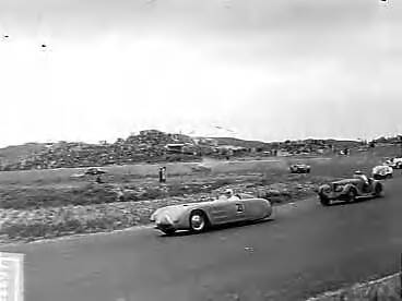 Fotocollectie Anefo — Auto- en motorraces op het circuit van Zandvoort. Overzicht — Foto: Merk, Ben / Anefo. Licentie: Set B: Rechtenvrij / Publiek Domein. Bron: Nationaal Archief. http://hdl.handle.net/10648/a8c9c9ac-d0b4-102d-bcf8-003048976d84