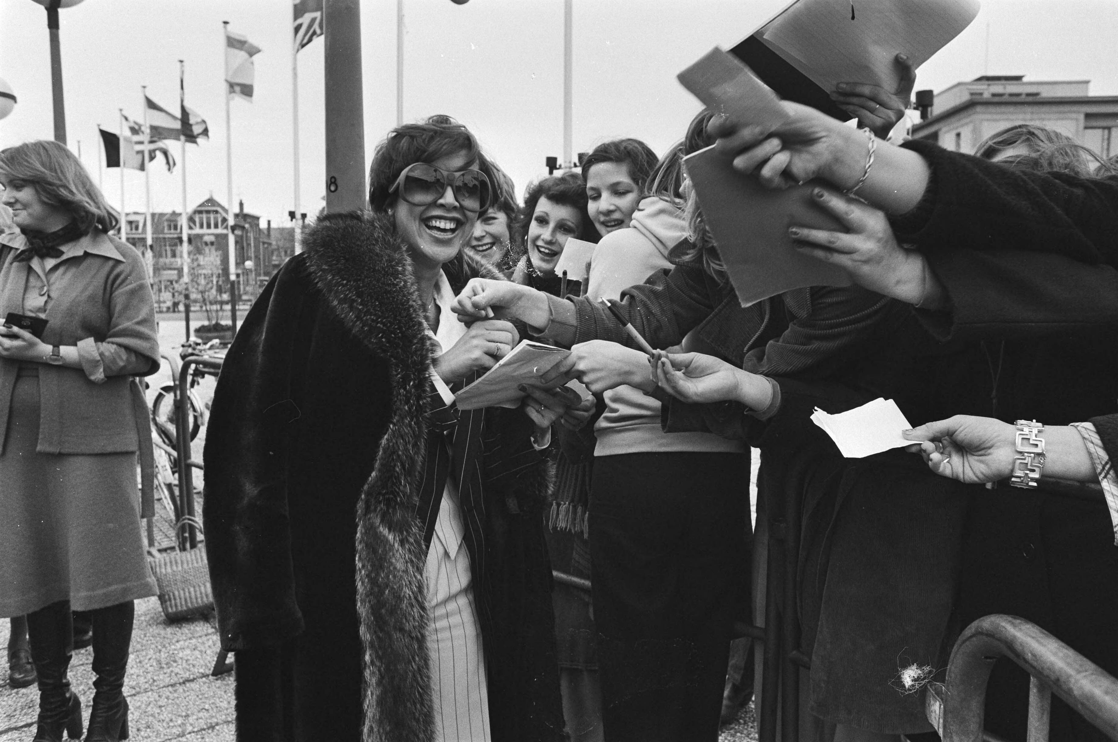 Fotocollectie Anefo — Voorbereiding Eurovisie Songfestival Den Haag ; Sandra deelt handtekeningen uit aan fans — Foto: Mieremet, Rob / Anefo. Licentie: Set B: Rechtenvrij / Publiek Domein. Bron: Nationaal Archief. http://hdl.handle.net/10648/ac806cfe-d0b4-102d-bcf8-003048976d84